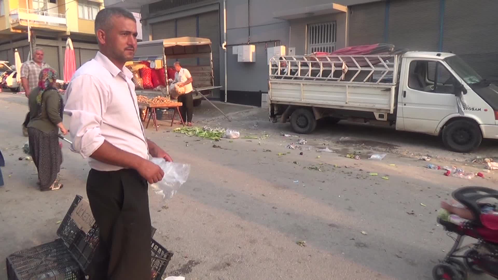 OSMANİYE’DE TEZGAH AÇAN SEYYAR SATICI, ELMALARI SATAMAYINCA HALKA ÜCRETSİZ DAĞITTI