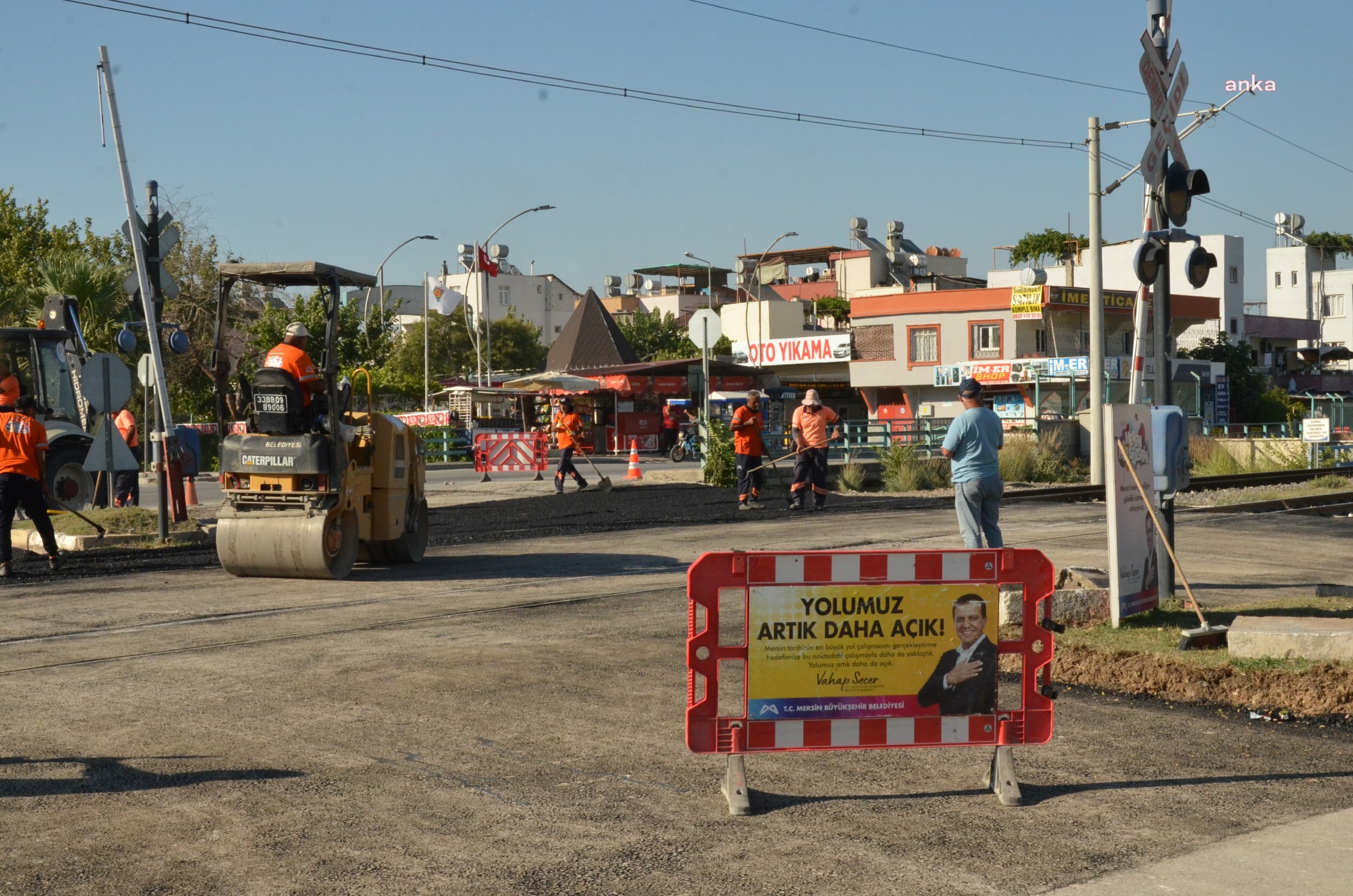 MERSİN BÜYÜKŞEHİR VE TCDD EKİPLERİ, HEMZEMİN GEÇİTLERDE DÜZENLEME ÇALIŞMALARINI SÜRDÜRÜYOR