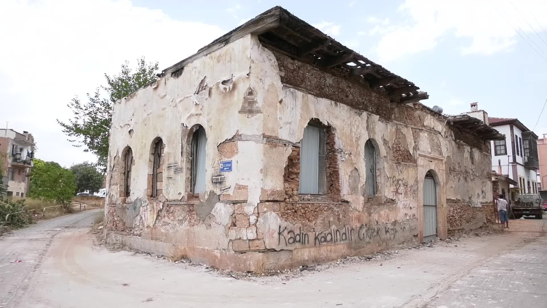 ANTALYA BÜYÜKŞEHİR, METRUK YAPIYI ‘DEVLET KONUK EVİ’NE DÖNÜŞTÜRÜYOR