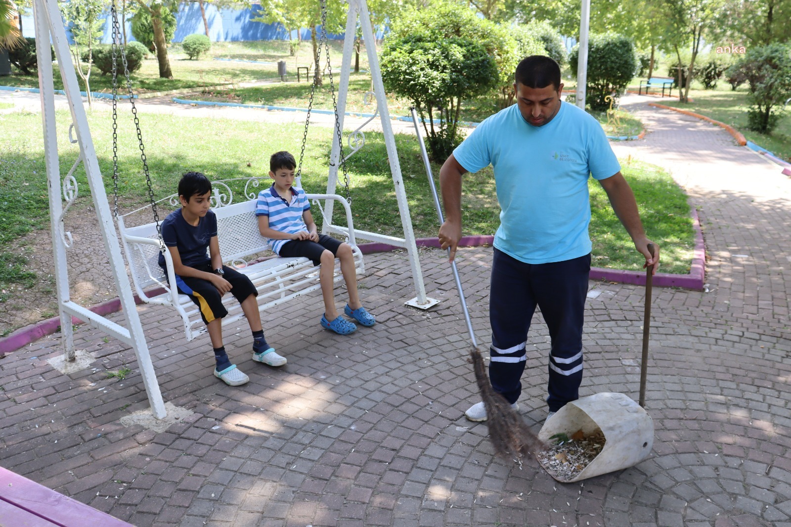 İZMİT BELEDİYESİ EKİPLERİ, YEŞİL ALANLARDA TEMİZLİK ÇALIŞMALARINA DEVAM EDİYOR
