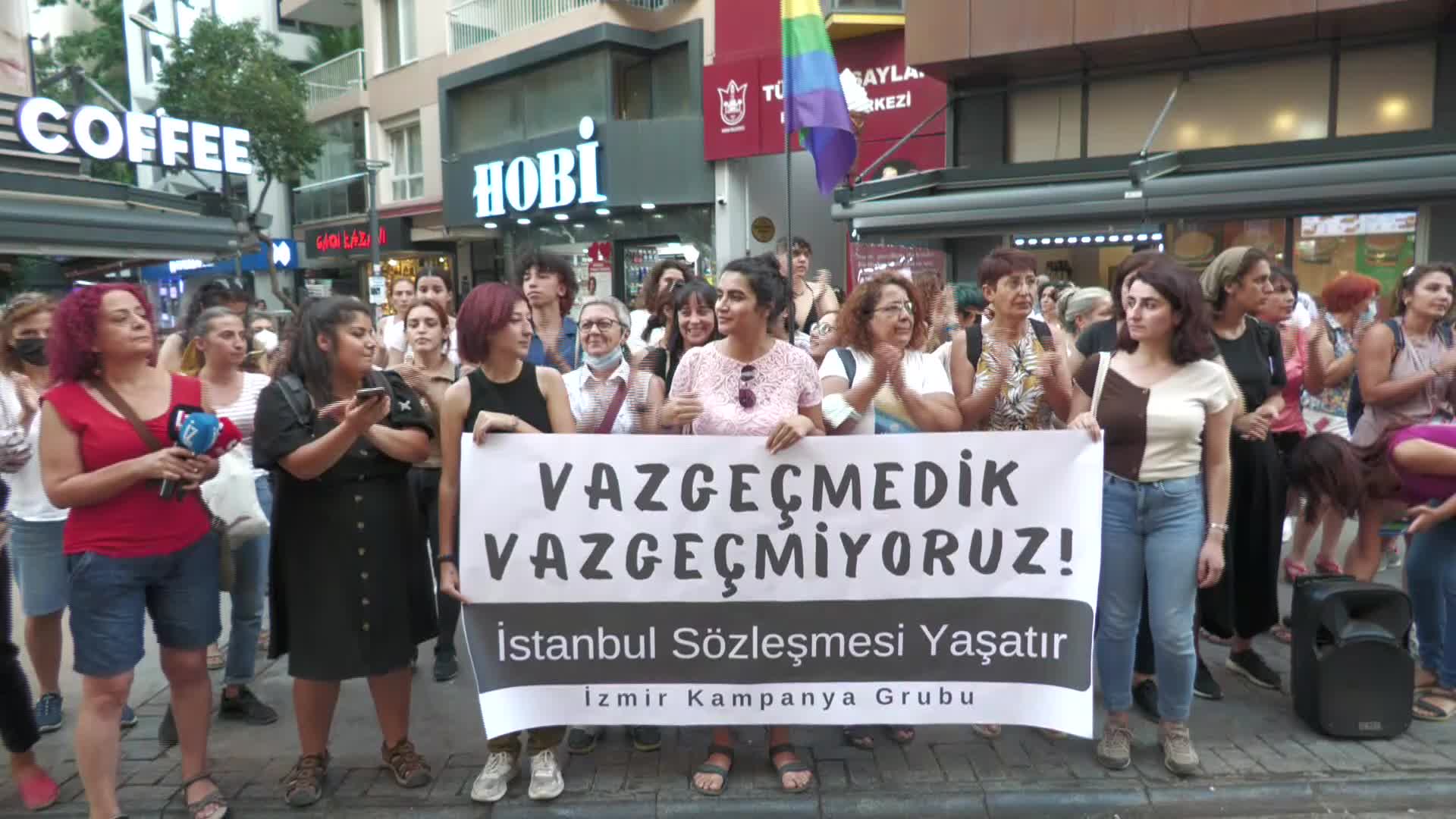 İZMİRLİ KADINLARDAN ÇİFTE EYLEMLE DANIŞTAY'A İSTANBUL SÖZLEŞMESİ TEPKİSİ: “HUKUKSUZ KARARI TANIMIYORUZ"