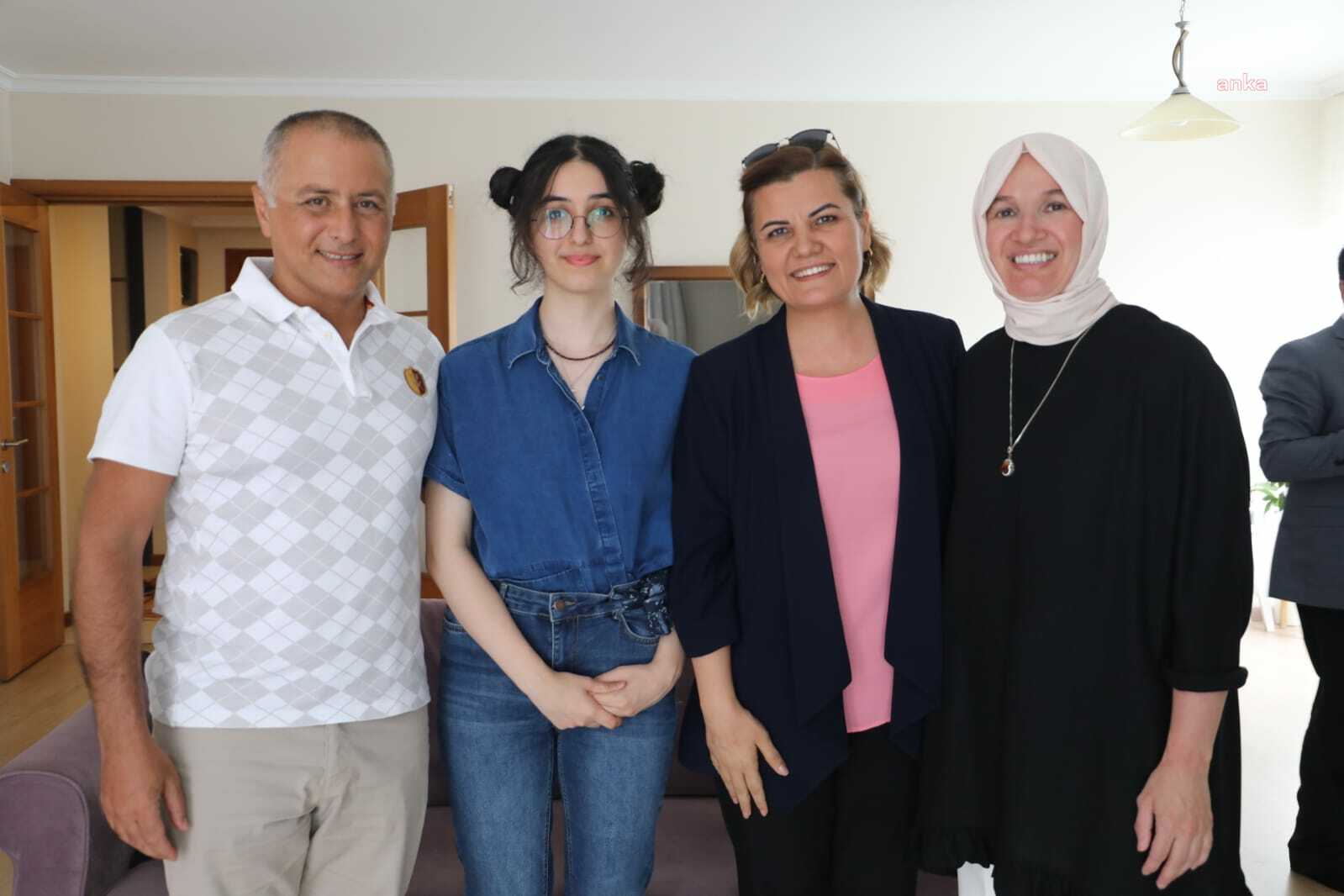 İZMİT BELEDİYE BAŞKANI HÜRRİYET’TEN YKS BİRİNCİSİ ZEYNEP DİLA’YA TEBRİK ZİYARETİ