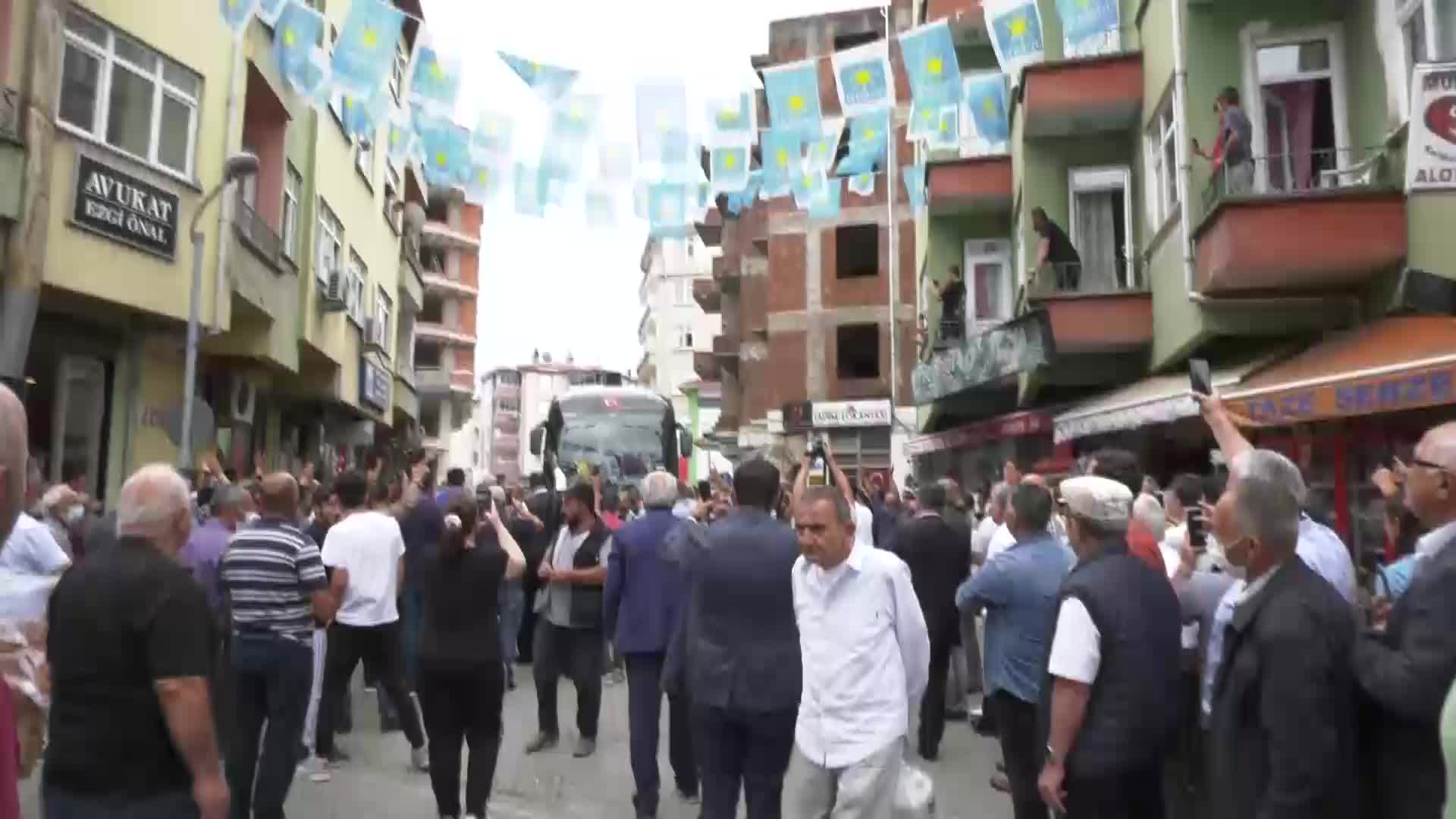 AKŞENER’İN GİRESUN’DA DİNLEDİĞİ ESNAF: “BU ÜLKENİN İÇ BARIŞINI SAĞLAYIN GERİSİ DÜZELECEKTİR ZATEN, BUNA İNANIYORUZ”