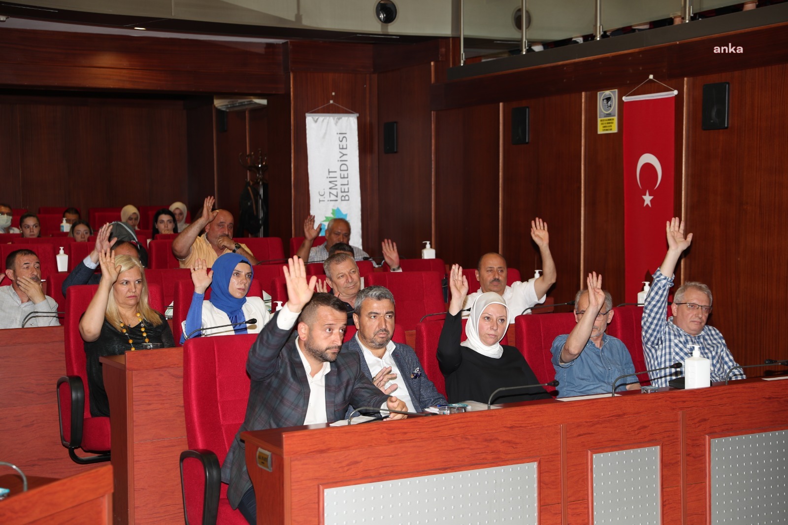 İZMİT BELEDİYESİ’NDE HİZMET ARAÇLARININ ALINMASI AKP VE MHP OYLARIYLA REDDEDİLDİ