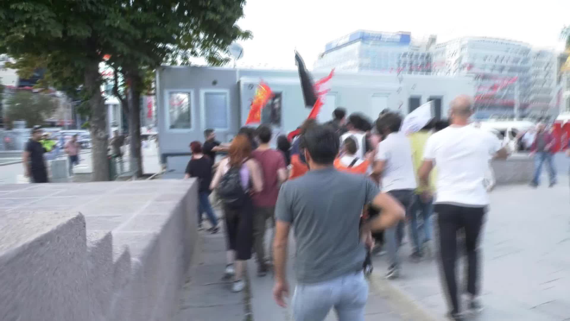 SURUÇ KATLİAMI ANMASINA POLİSTEN ANKARA'DA SERT MÜDAHALE: ÇOK SAYIDA KİŞİ GÖZALTINA ALINDI