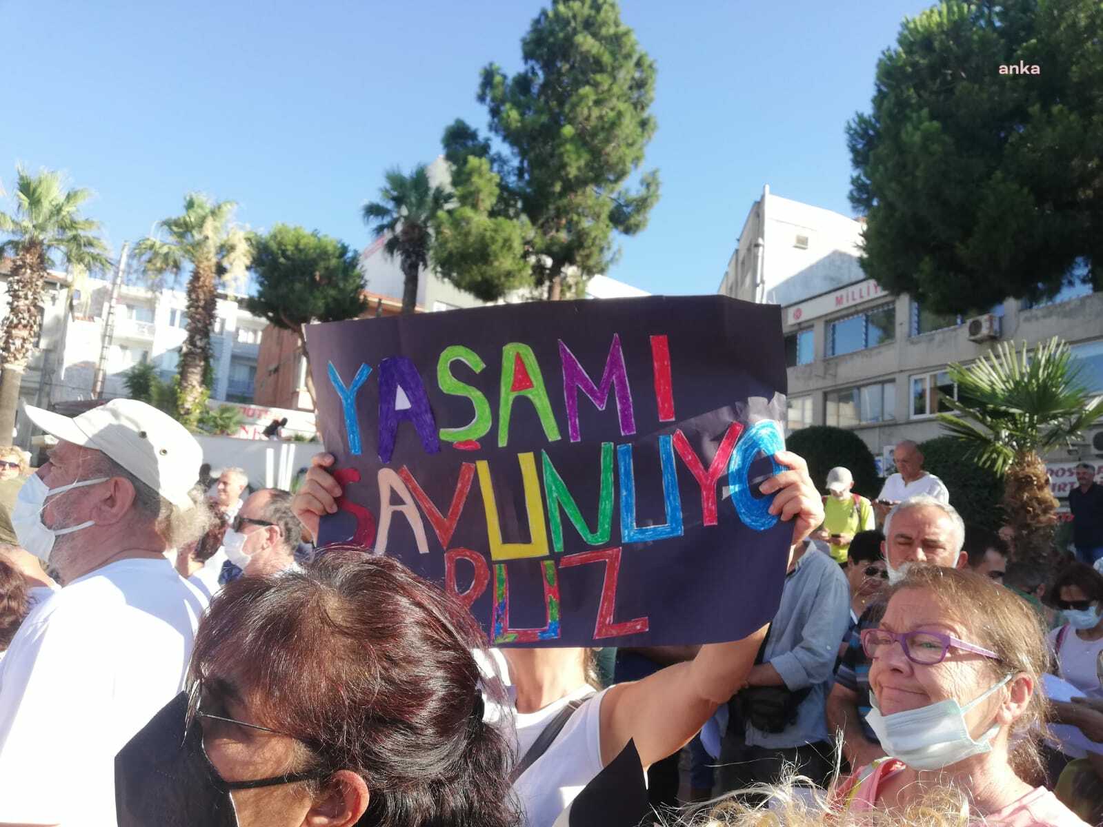 ALİAĞA'DA ASBESTLİ GEMİ PROTESTOSU: "GELECEĞİMİZ KARARTILMAK İSTENİYOR, ÜLKEMİZ DÜNYA GEMİLERİNİN ÇÖPLÜĞÜ DEĞİLDİR"