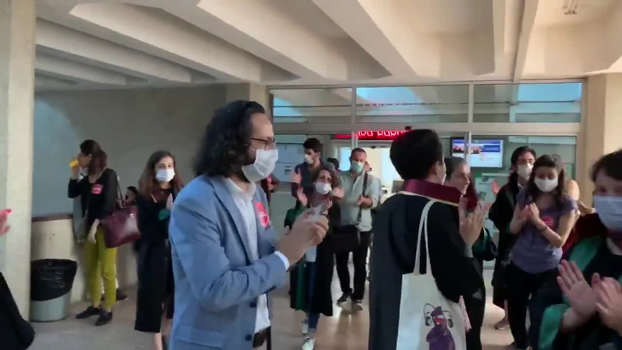 ANKARA ADLİYESİ'NDE AVUKATLARDAN ALKIŞLI DESTEK