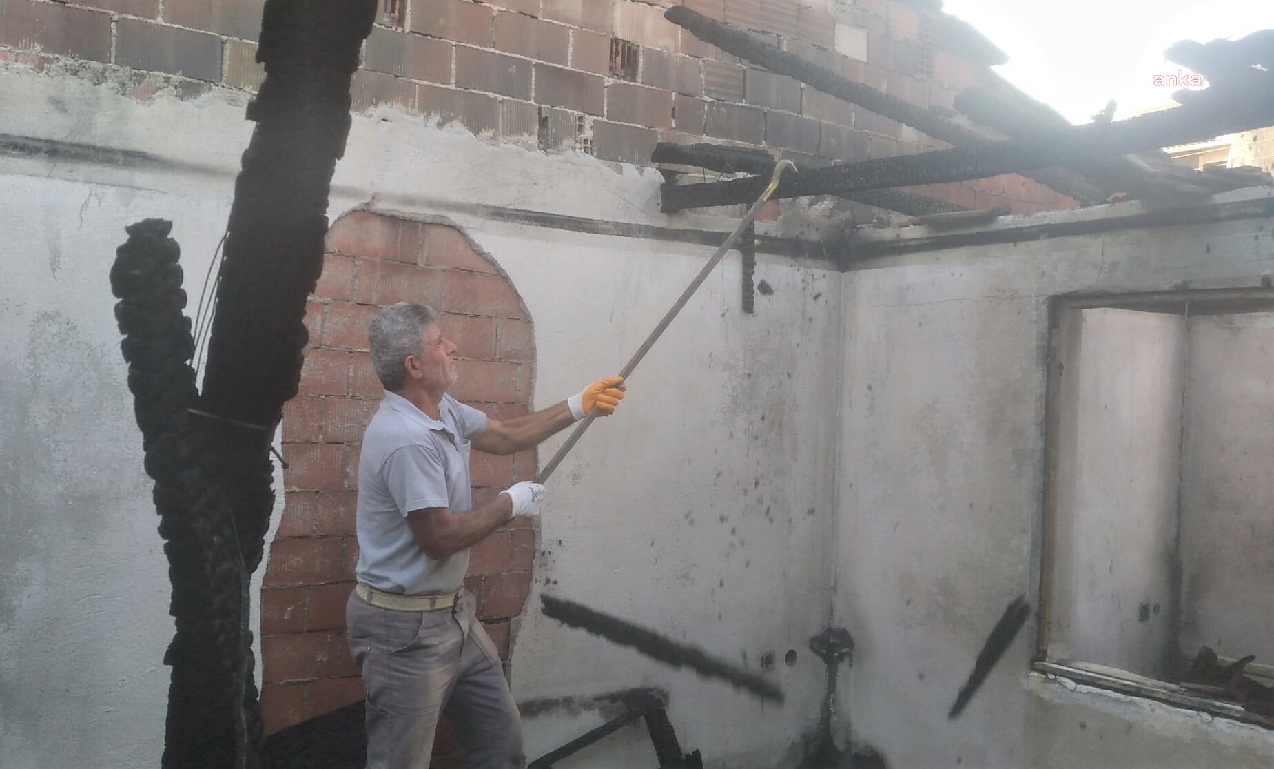 TURGUTLU BELEDİYESİ EKİPLERİNDEN EVİ YANAN AİLEYE DESTEK