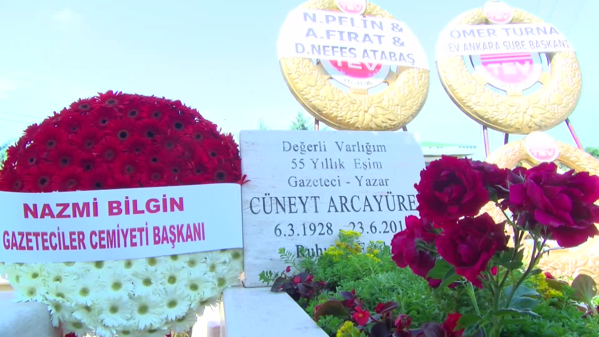 CÜNEYT ARCAYÜREK MEZARI BAŞINDA ANILDI