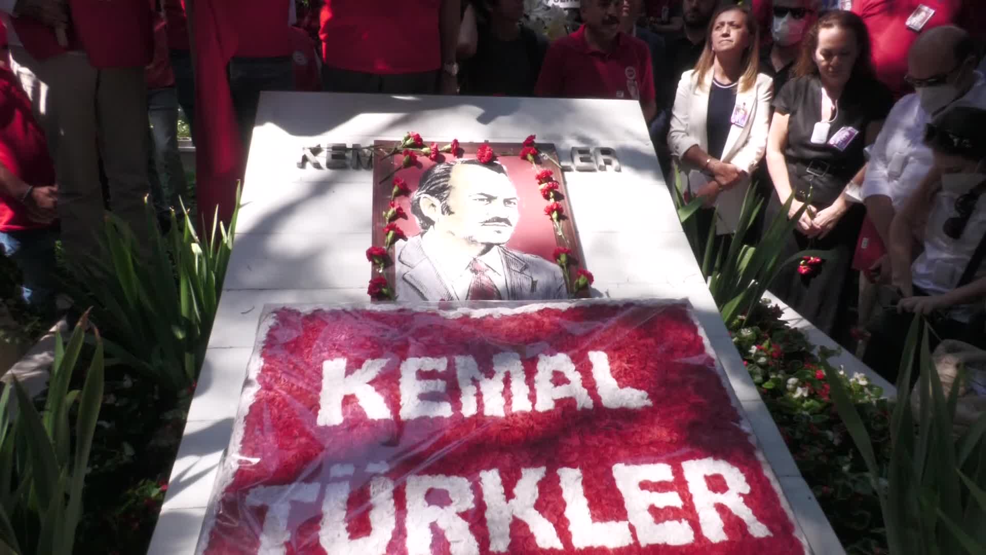 KEMAL TÜRKLER, KATLEDİLİŞİNİN 42. YILINDA MEZARI BAŞINDA ANILDI
