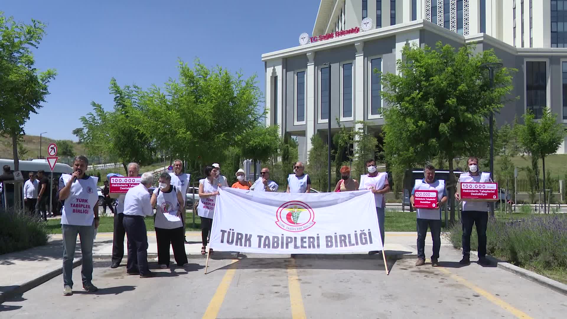TÜRK TABİPLERİ BİRLİĞİ "SAĞLIĞIMIZ İÇİN HEKİMLERE KULAK VERİN' KAMPANYASINDA TOPLANAN 100 BİN İMZAYI SAĞLIK BAKANLIĞI'NA TESLİM ETTİ