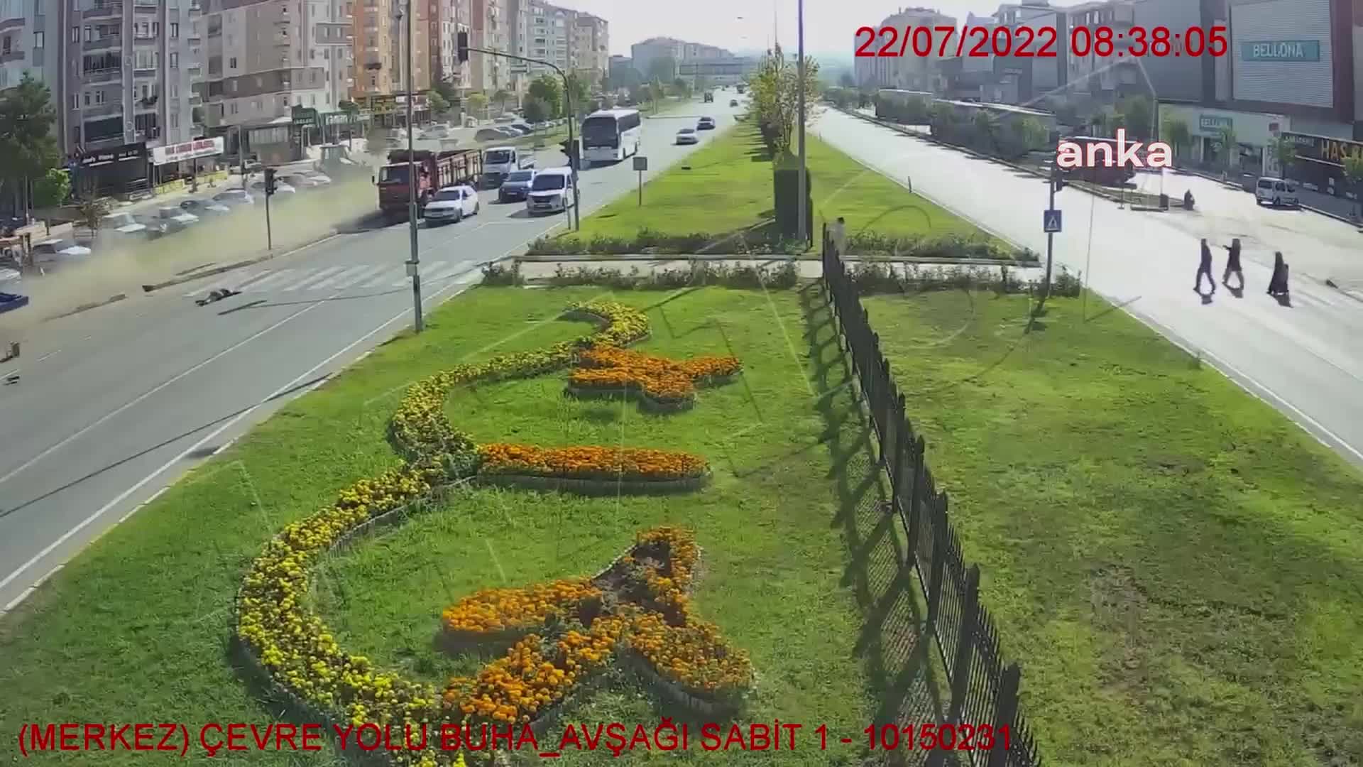 ÇORUM'DA KORKUNÇ KAZA. FRENİ PATLAYAN VİNÇ KALDIRIMA ÇIKTI, BURADA YÜRÜYEN İKİ KİŞİYİ ÖLDÜRDÜ