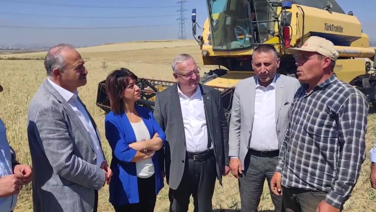 CHP’Lİ HEYETE DERT YANAN ÇİFTÇİ: “HAYVANCILIĞI VE ÇİFTÇİLİĞİ YAPAMAZ HALE GELDİK. HİZMET BULAMIYORUZ. DEVLETTEN TAM TEŞEKKÜLLÜ BİR DESTEK ALAMIYORUZ”