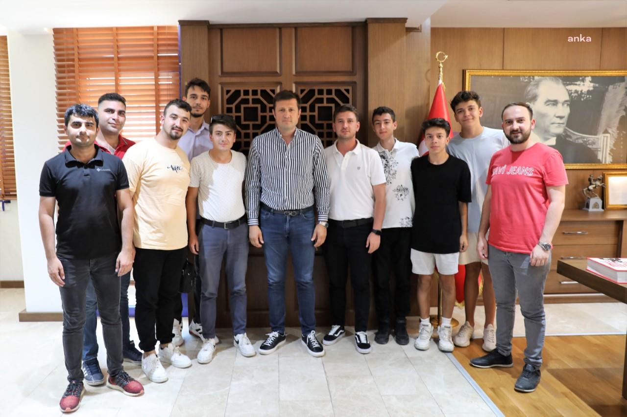 GENÇLİK KOLLARINDAN, BAŞKAN AKAY'A DOĞUM GÜNÜ SÜRPRİZİ