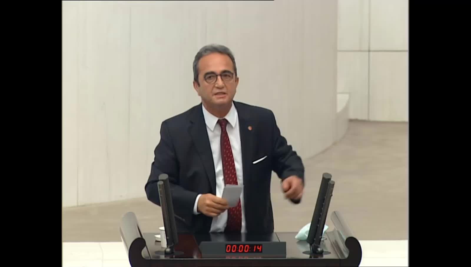 CHP’Lİ TEZCAN: YÜRÜTMEDİĞİNİZ BAROLAR, YASSIADA HAKİMLERİNE AVUKATLIK RUHSATI VERMEDİ