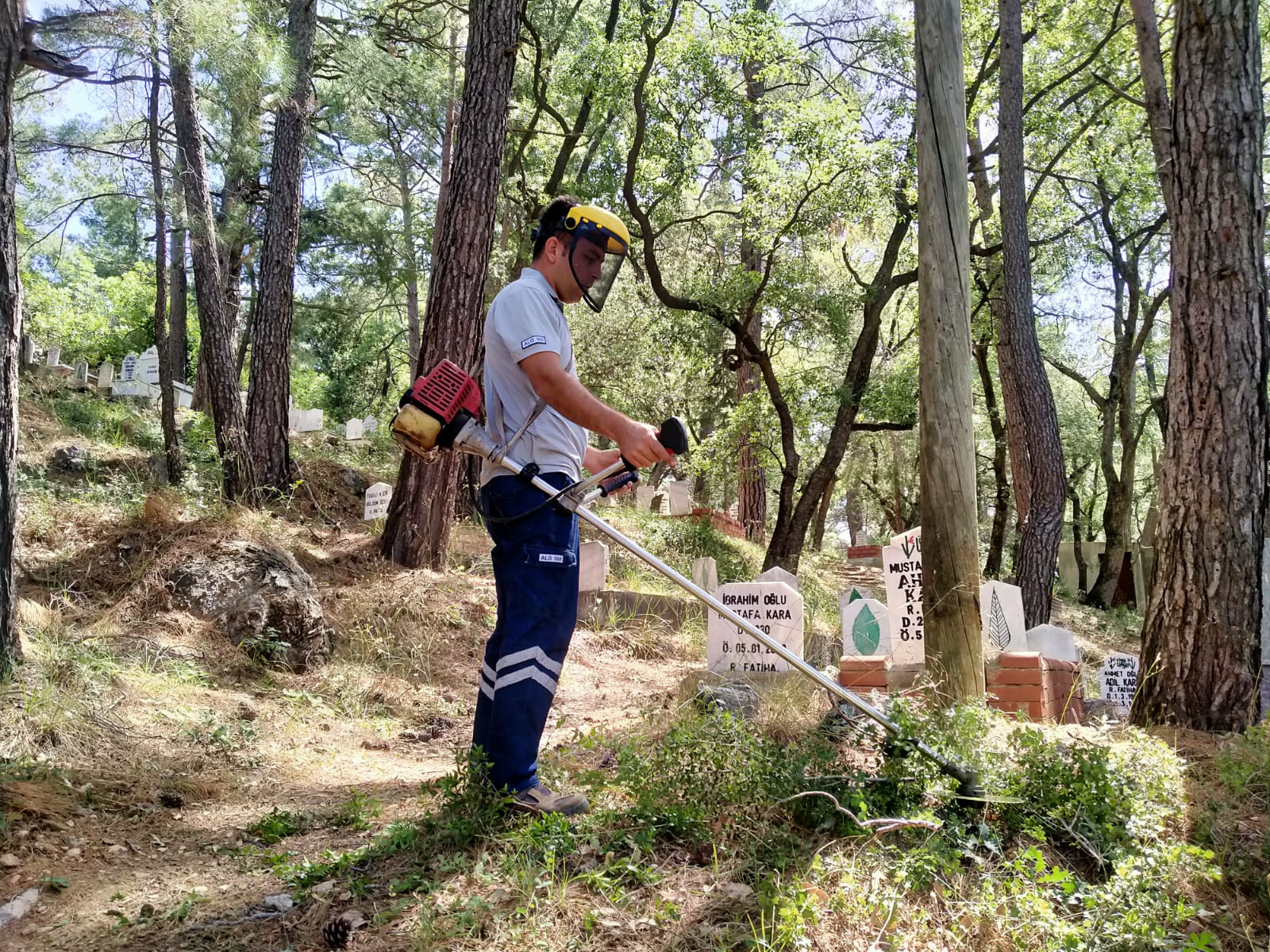 ANTALYA BÜYÜKŞEHİR'DEN MEZARLIKLARDA TEMİZLİK VE BAKIM ÇALIŞMASI