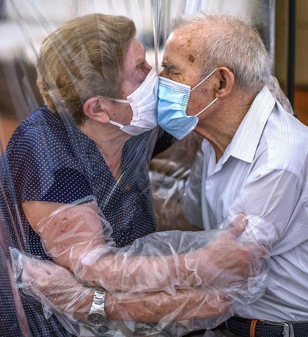 KORONAVİRÜSÜN AYIRDIĞI YAŞLI ÇİFT 102 GÜN SONRA KAVUŞTU