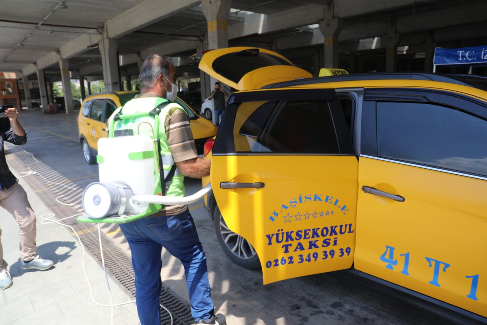 İZMİT BELEDİYESİ, KOCAELİ TAKSİLERİNİ DEZENFEKTE ETMEYE DEVAM EDİYOR