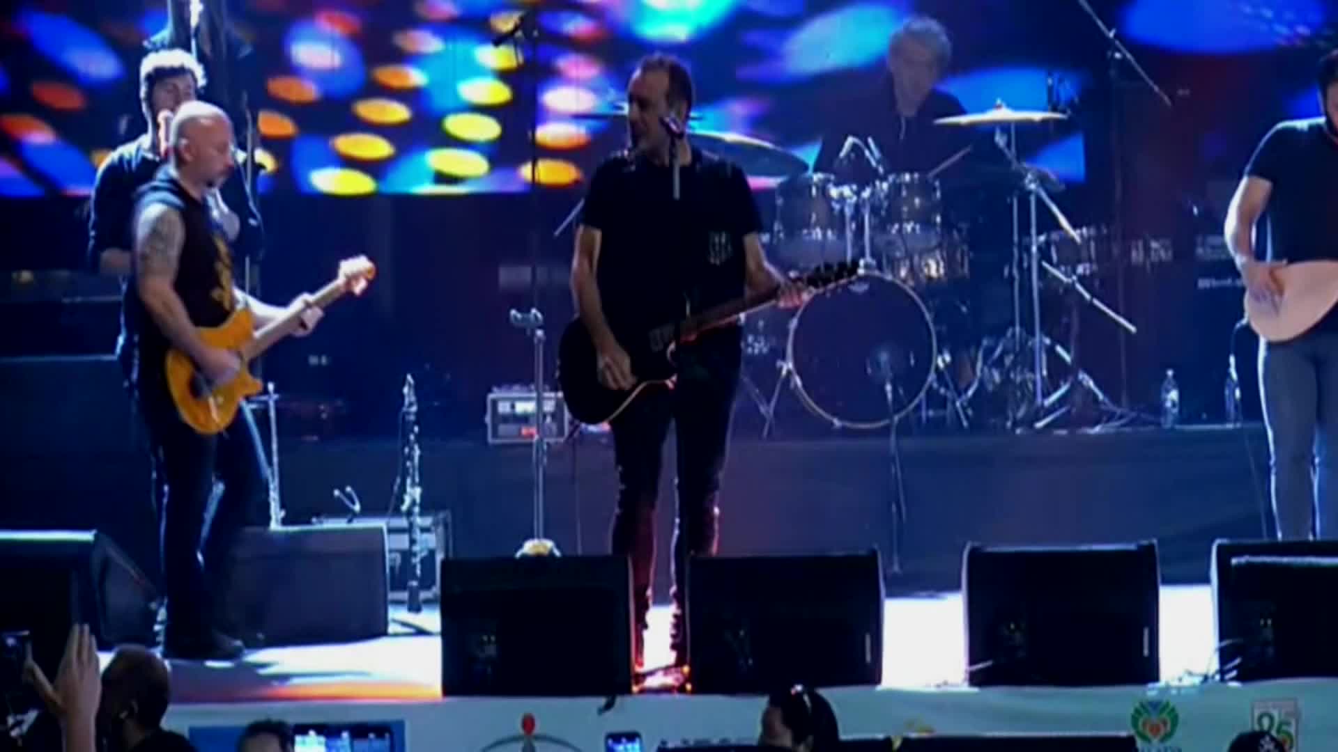 HALUK LEVENT, MALATYA'DAKİ KONSERDE SATICILARIN ELİNDEKİ TÜM PAMUK ŞEKERLERİ SATIN ALARAK HALKA DAĞITTI
