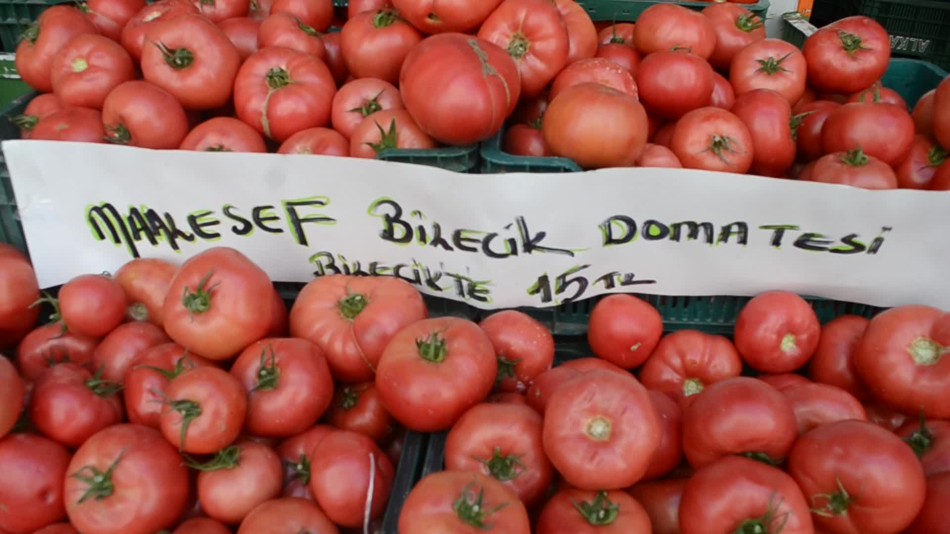 BİLECİK’TEKİ MANAVIN ETİKETİ: “MAALESEF BİLECİK DOMATESİ, BİLECİK’TE 14 TL”