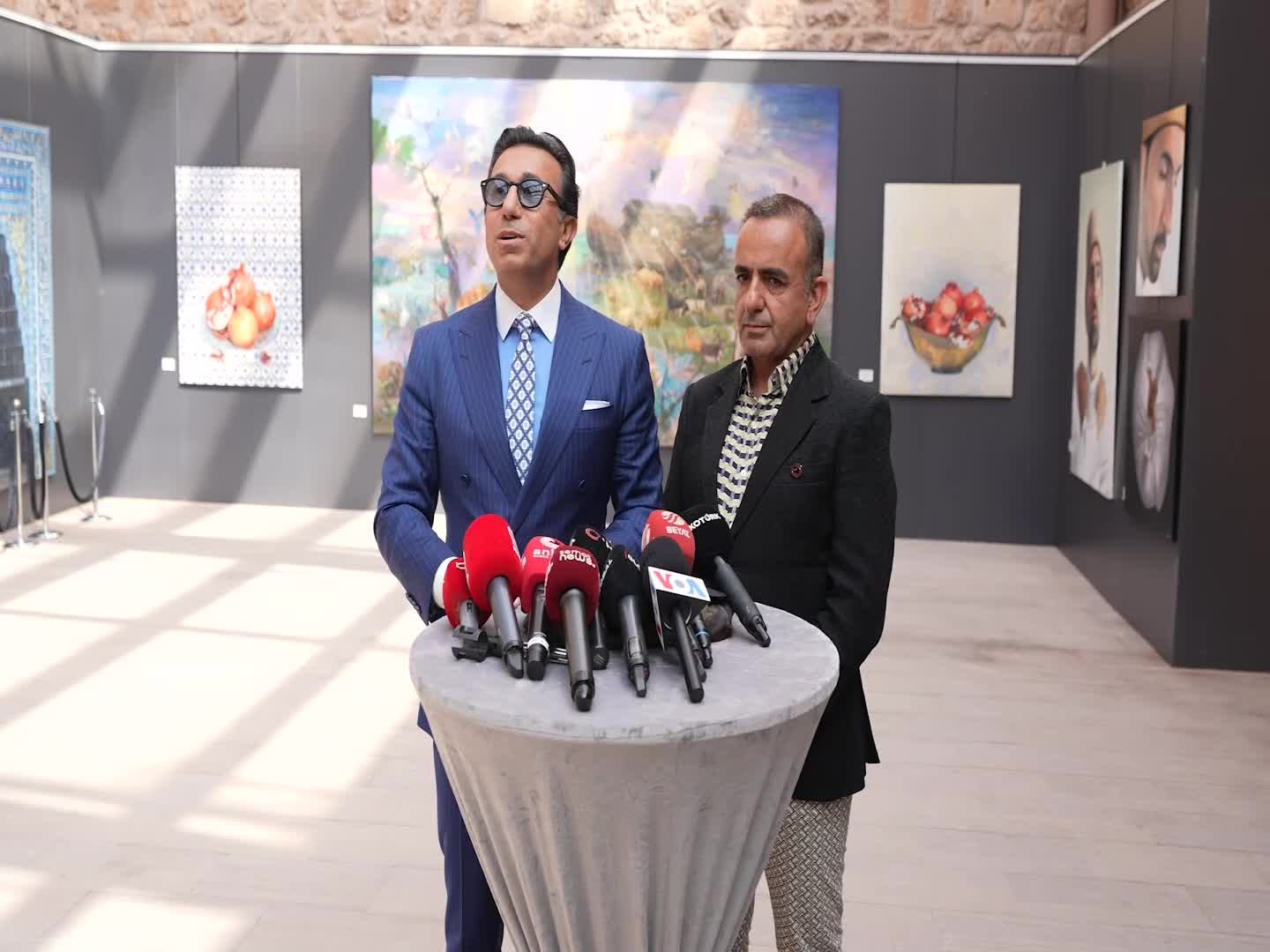 İSHAK PAŞA SARAYI’NDA SERGİ AÇAN RESSAM İSMAİL ACAR: "GÖRME ENGELLİLERİN GEZEBİLECEĞİ BİR SERGİYİ DOĞUBAYAZIT’TA HAZIRLAYABİLİYORSAK ÜLKE OLARAK ÖNEMLİ BİR NOKTAYA GELMİŞ DEMEKTİR"