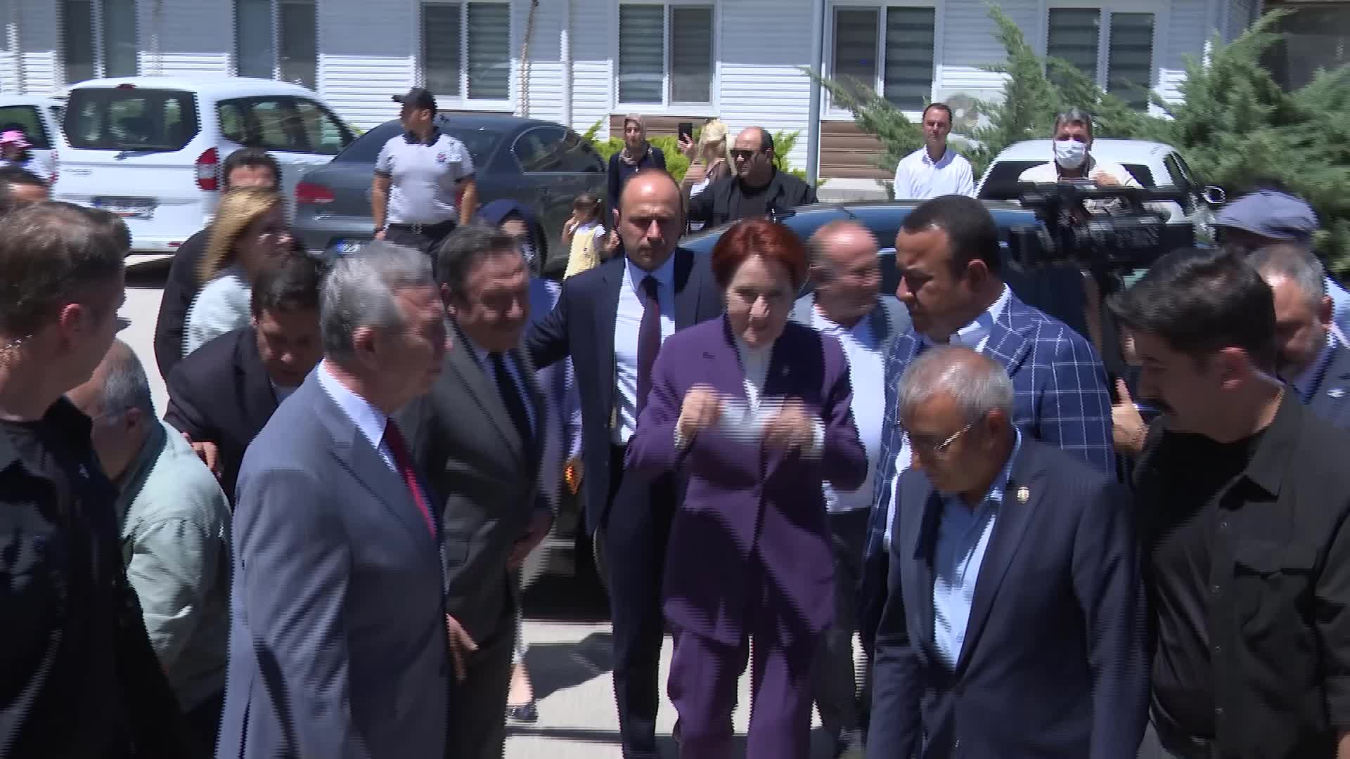 AKŞENER: “NİYE ATATÜRK’E BU KADAR DERİN BİR ALERJİ DUYDUKLARINI ANLAMIŞ OLDUM. BURADA, O VİZYONA ULAŞAMAMANIN GETİRDİĞİ AĞIR BİR TRAVMATİK KISKANÇLIK GÖRDÜM”