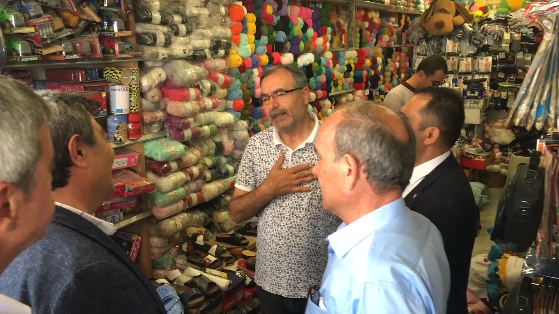 KAYSERİLİ ESNAF: “RAHMETLİ DEMİREL, ECEVİT VARDI; HERKES ELEŞTİRDİ. ŞİMDİ ELEŞTİREMİYORSUN. ELEŞTİRDİĞİNDE ÇOLUĞUNA ÇOCUĞUNA FETÖ’CÜ DİYORLAR. BÖYLE BİR ŞEY OLABİLİR Mİ YA?”