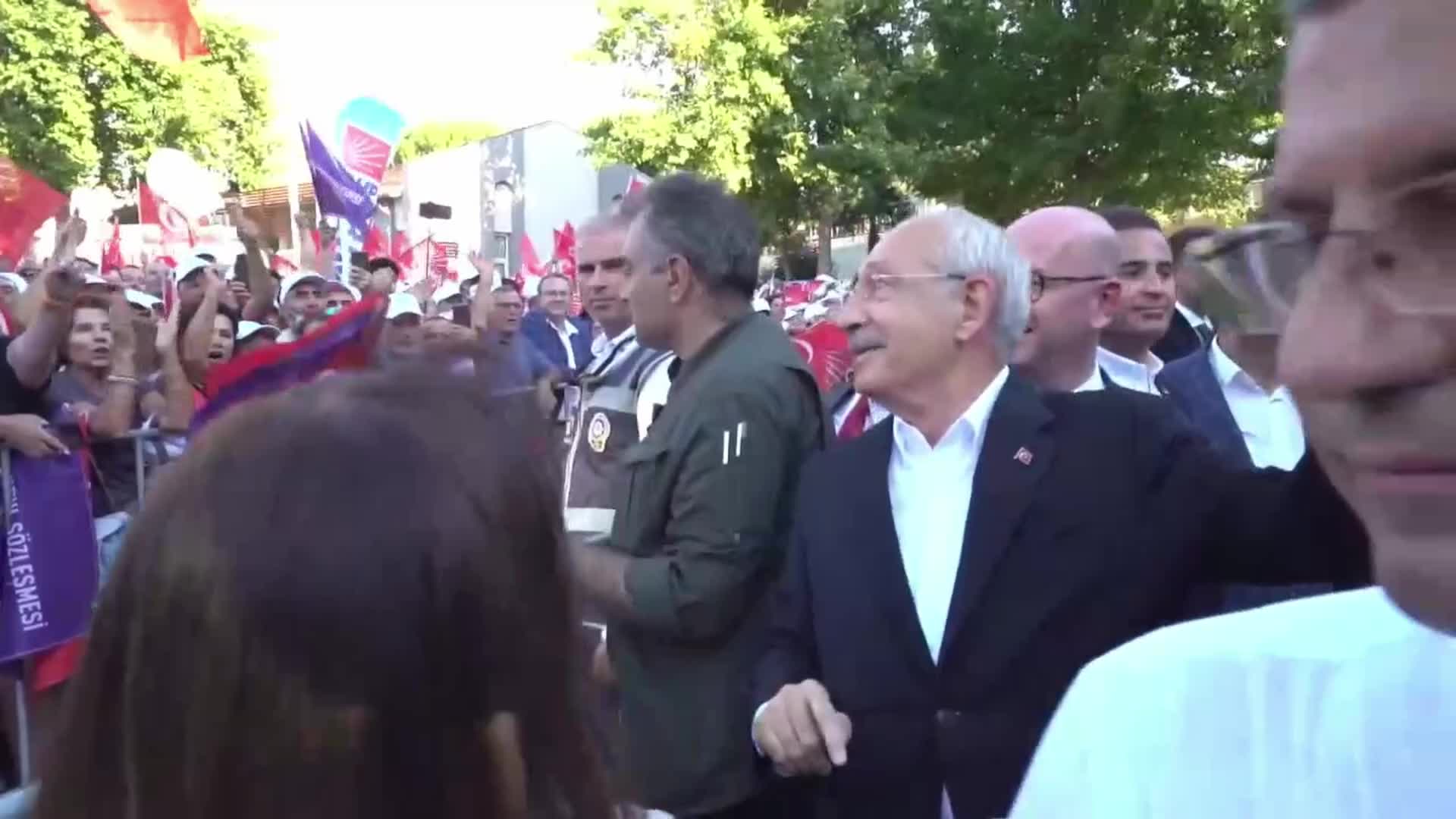 "MİLLETİN SESİ MİTİNGİ” BALIKESİR’DE. ÜRETİCİ ESMA AY: TRAKTÖRDEKİ MAZOT DÖRT PARMAKSA İYİ, PAZARA VARIYORUZ
