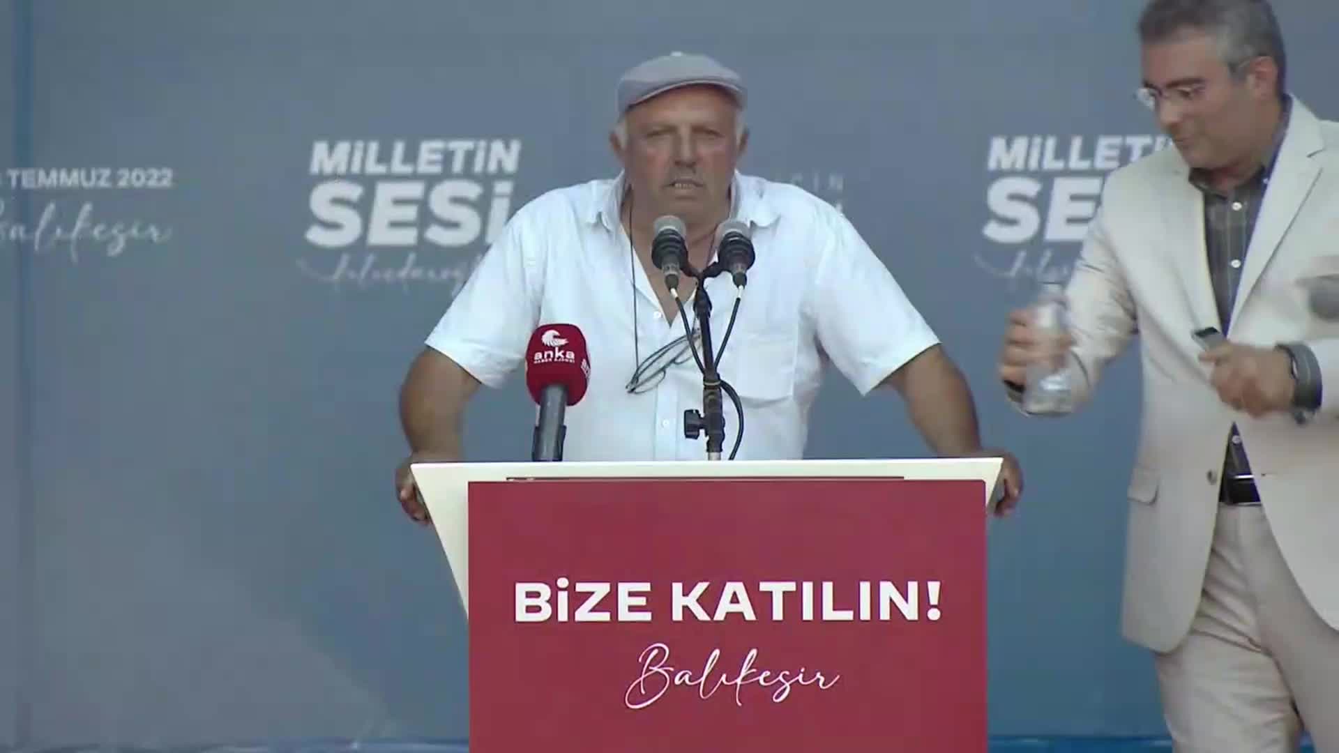 "MİLLETİN SESİ MİTİNGİ” BALIKESİR’DE. ÇİFTÇİ ALİ DUMAN: “VÜCUDUN BİR YERİNDEKİ RAHATSIZLIK, VÜCUDUN TAMAMINI RAHATSIZ EDECEKTİR. BİZ ÜRETMESEK SİZİN TÜKETİCİ OLARAK NEYİNİZ VAR GIDA MADDESİ OLARAK?”