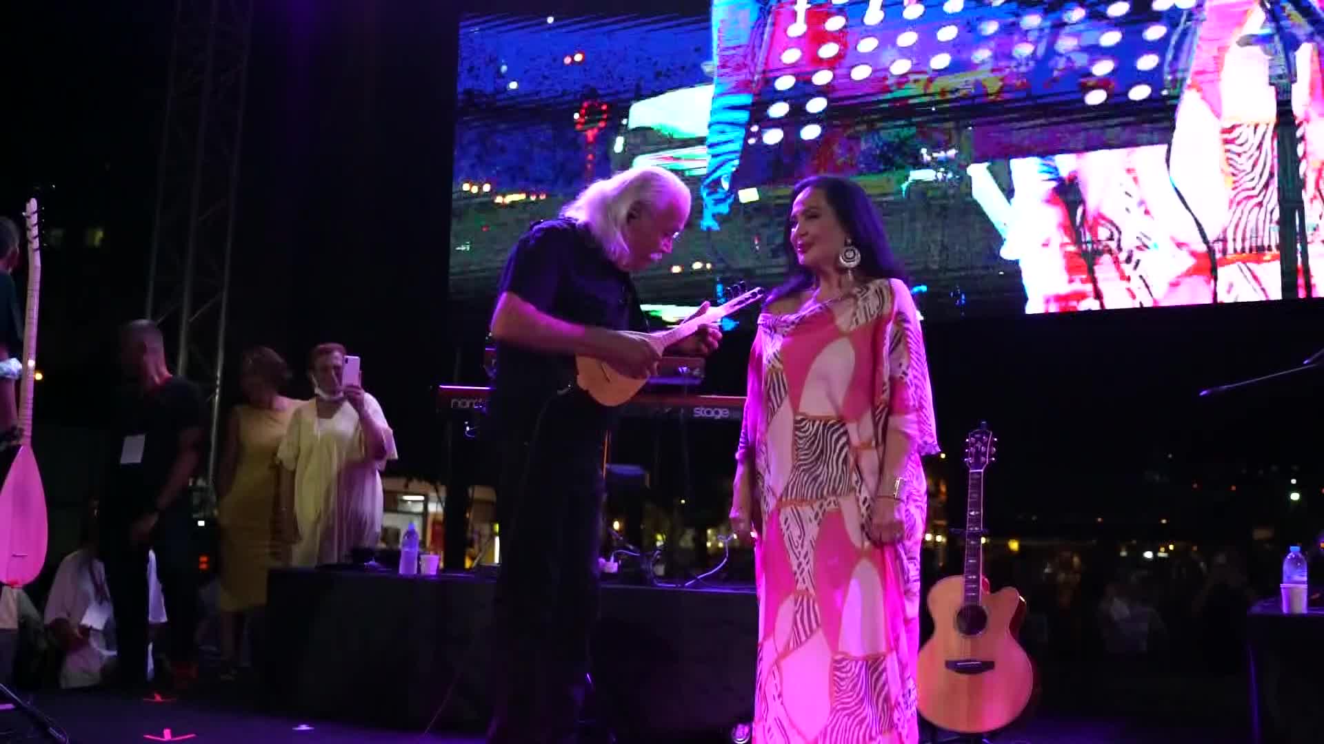 GEMLİK FİLİM FESTİVALİ'NDE “SEVGİ ÖDÜLÜ” ALAN TÜRKAN ŞORAY: "CANLANDIRDIĞIM KADINLARIN HEPSİ ÇİLELİ KADINLARDIR VE BEN 50 SENE ÇİLE ÇEKTİM. BU FİLMLER SAYESİNDE DİK DURMAYI ÖĞRENDİM”