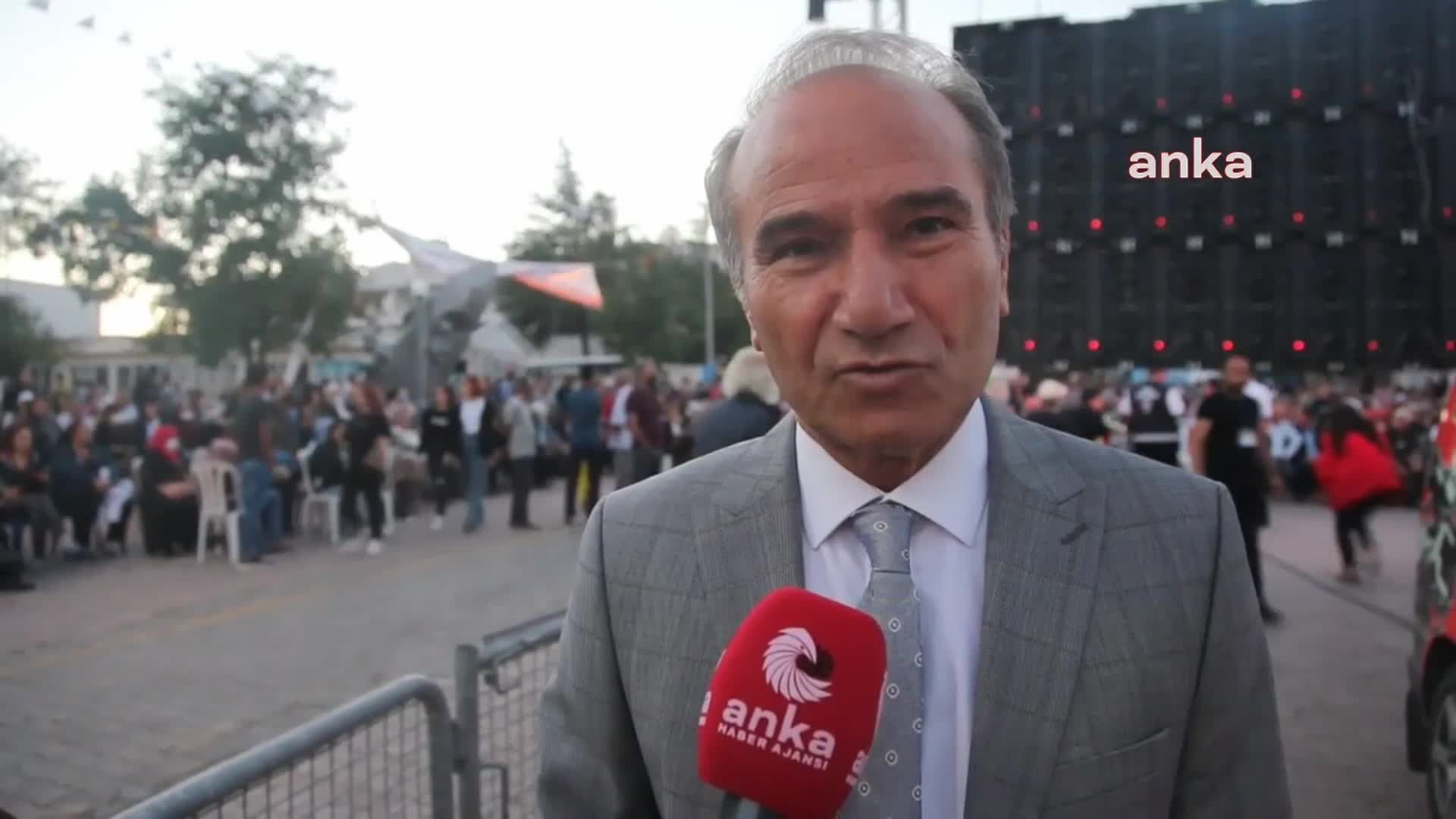 ARGUVAN TÜRKÜ FESTİVALİ'NDE SAHNE ALAN SANATÇI SASA: “BARIŞIN, UMUDUN VE BÜTÜN GÜZEL ŞEYLERİN SİMGESİ OLDUĞU İÇİN BEYAZ GİYDİM”