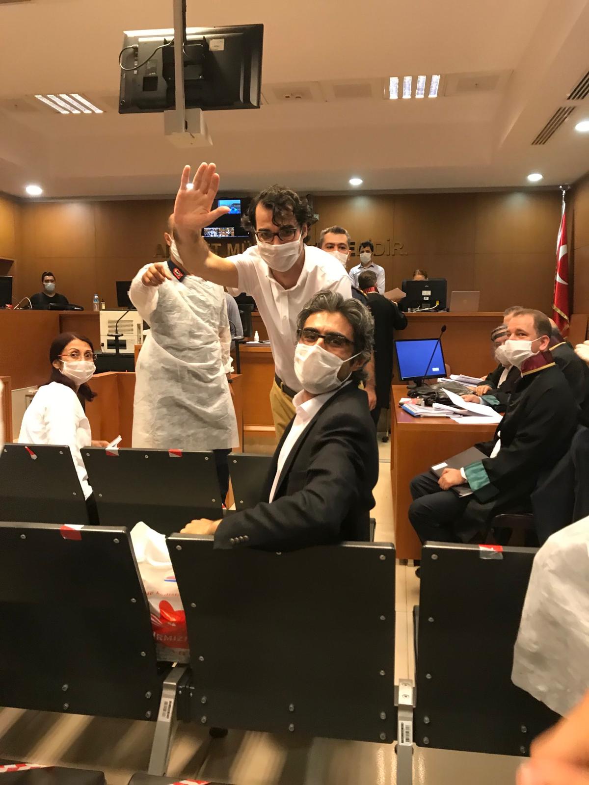 GAZETECİLERİN DAVASINDA ARA KARAR VERİLDİ: 3 GAZETECİ TAHLİYE EDİLDİ