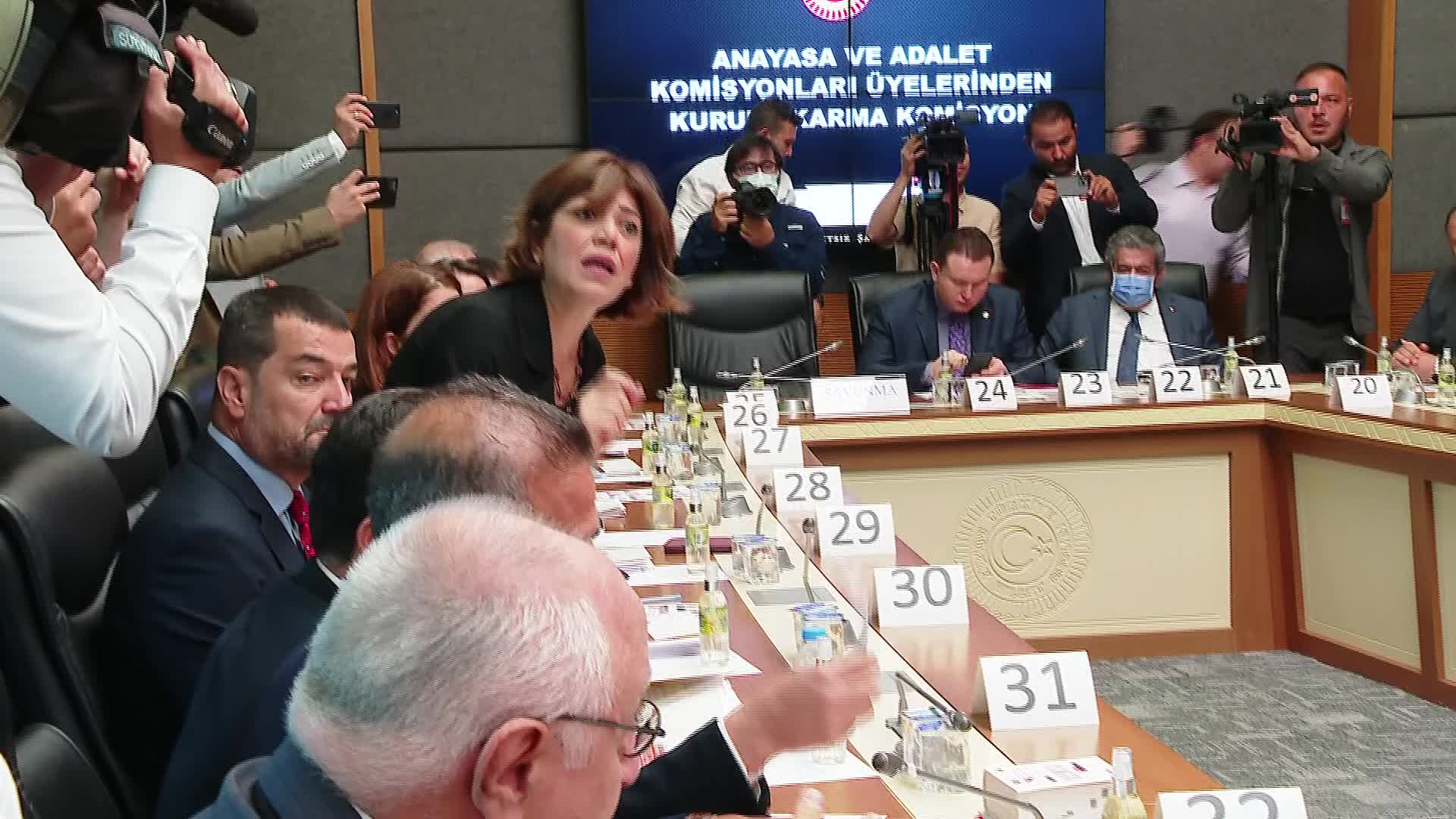 SALİHE AYDENİZ’İN DOKUNULMAZLIK DOSYASININ GÖRÜŞMELERİNDE BASIN SALONDAN ÇIKARILDI… HDP’Lİ BEŞTAŞ: “TEK TARAFLI İDDİALAR BASINA SERVİS EDİLECEK, AMA SAVUNMANIN SÖZÜ GİZLENECEK”