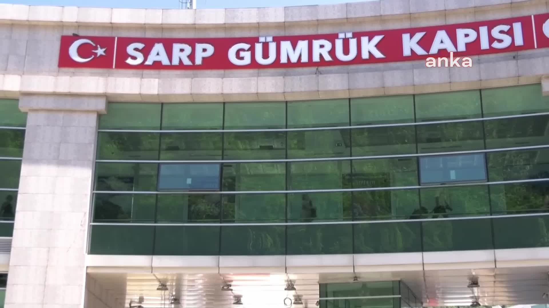 HERGÜN YÜZLERCE TURİSTİN GİRİŞ ÇIKIŞ YAPTIĞI SARP SINIR KAPISINDA VATANDAŞIN OTURACAĞI YER YOK