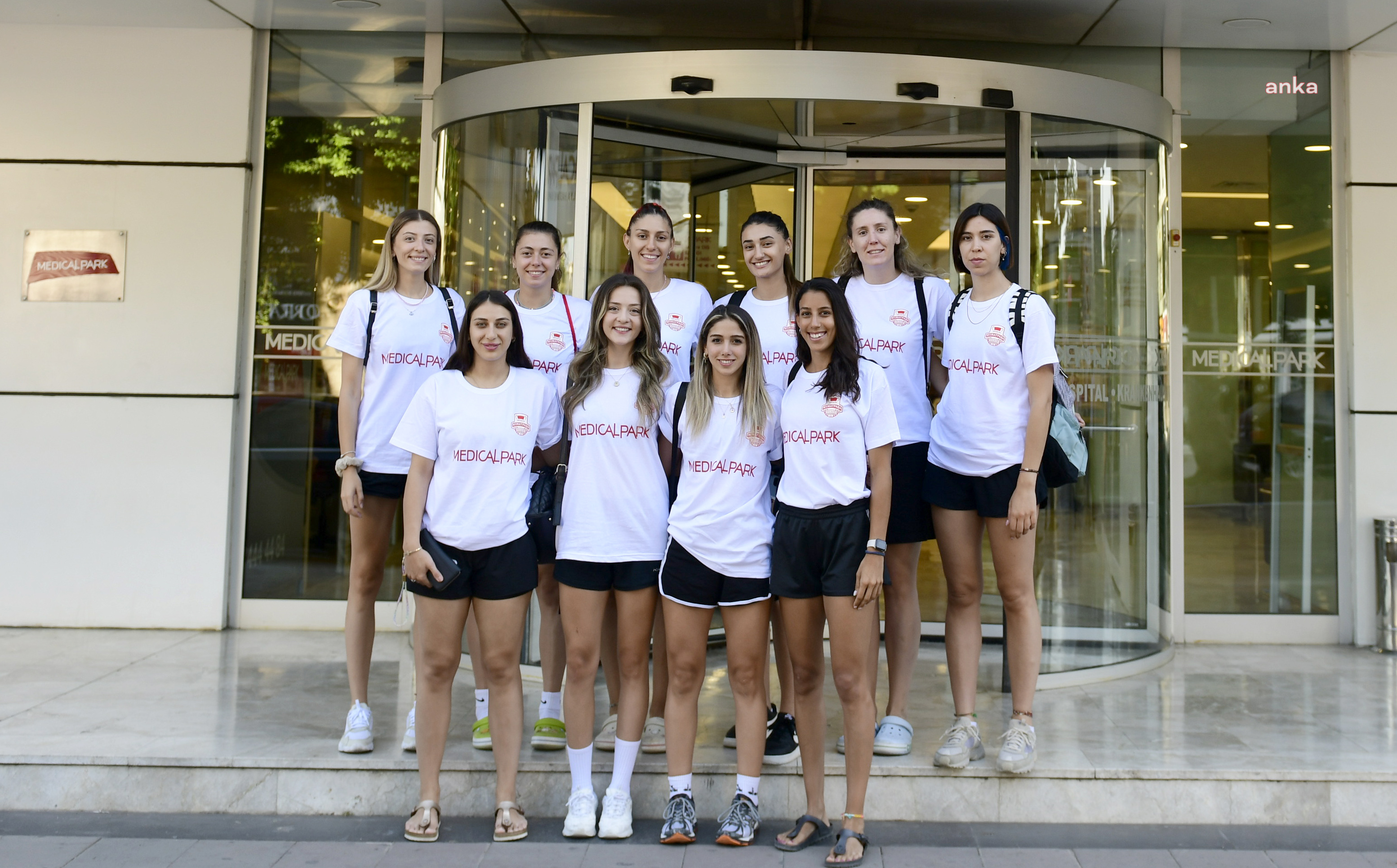 MURATPAŞA'DA KADIN VOLEYBOLCULAR SAĞLIK KONTROLÜNDEN GEÇTİ