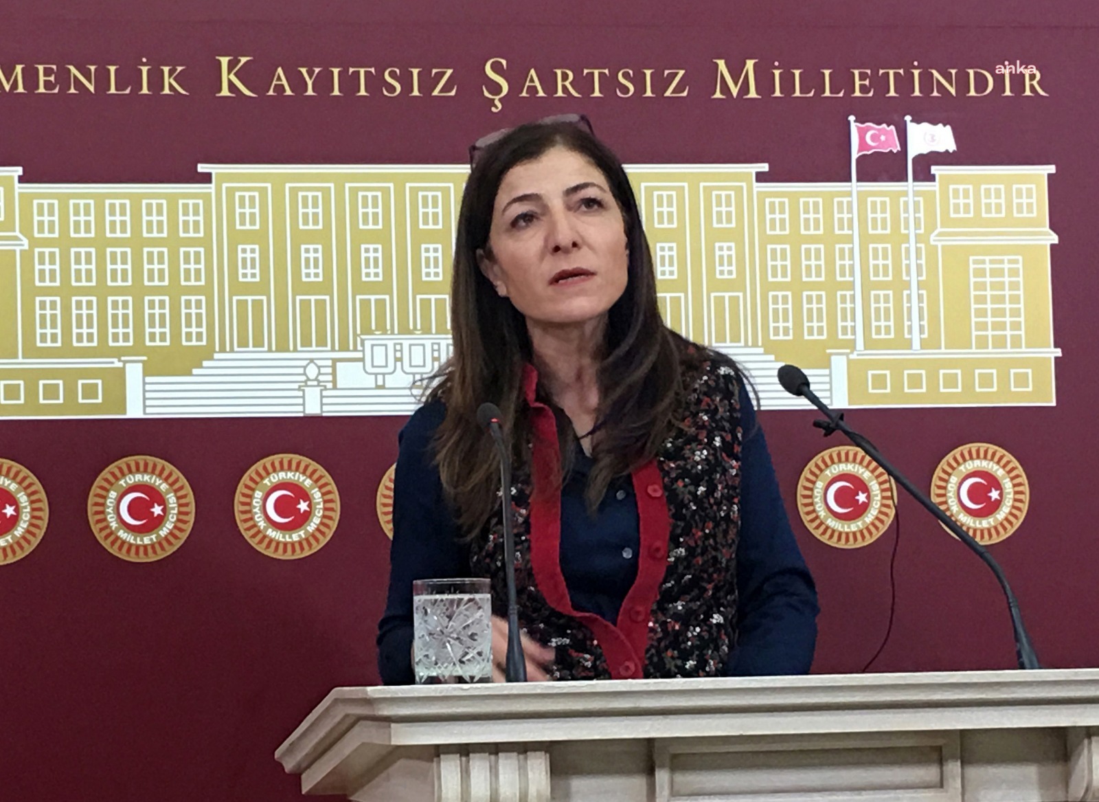 ZÜLEYHA GÜLÜM, ELİNDE KILIÇ MASASINDA SİLAHLA POZ VEREN DERNEK BAŞKANI'NIN "İLERDE KULLANMAK İÇİN 15 TEMMUZ’DA BANA HEDİYE ETTİLER” SÖZLERİNİ MECLİS'E TAŞIDI