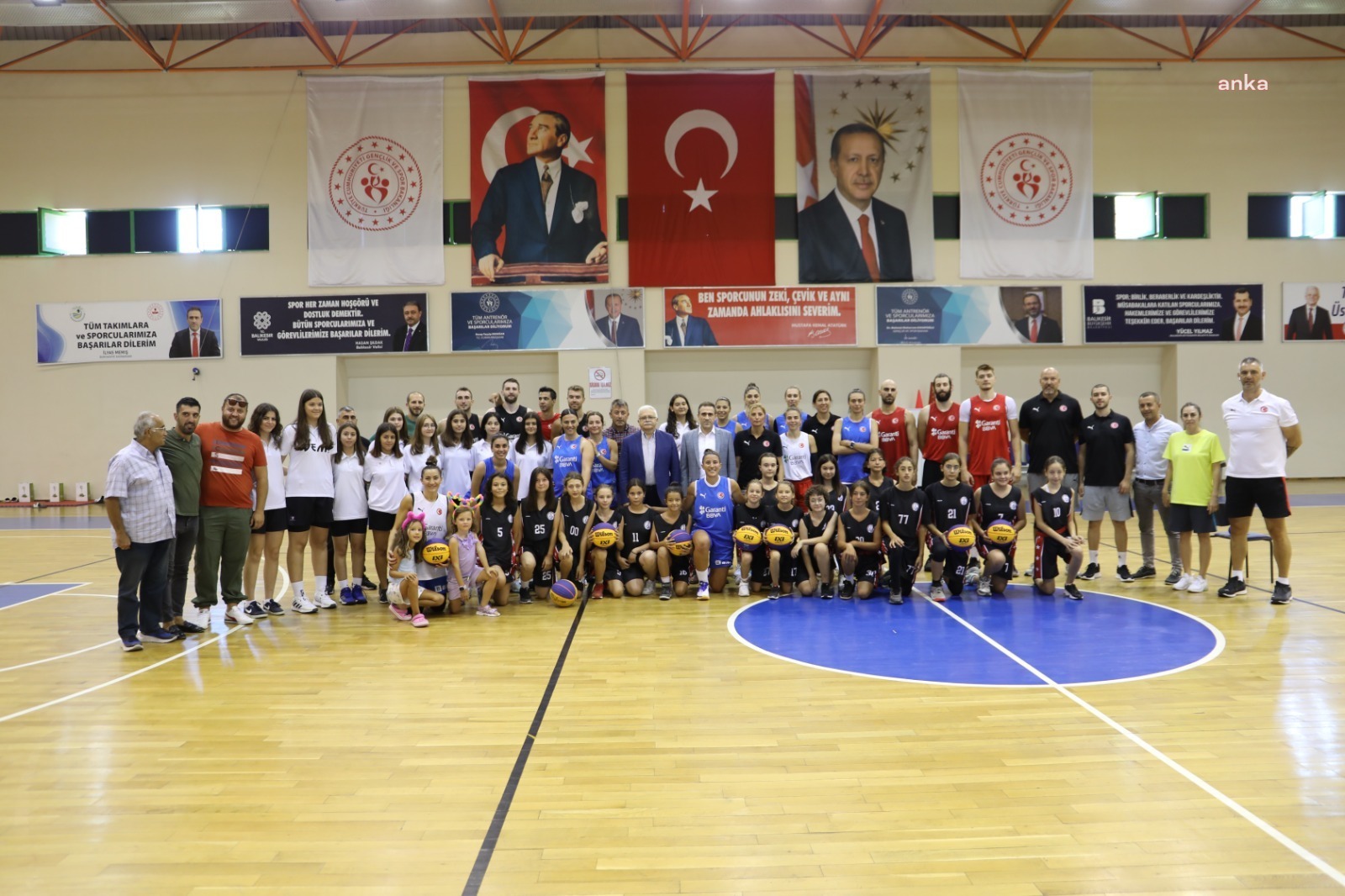 BURHANİYE BELEDİYE BAŞKANI DEVECİLER, MİLLİ TAKIMI ZİYARET ETTİ
