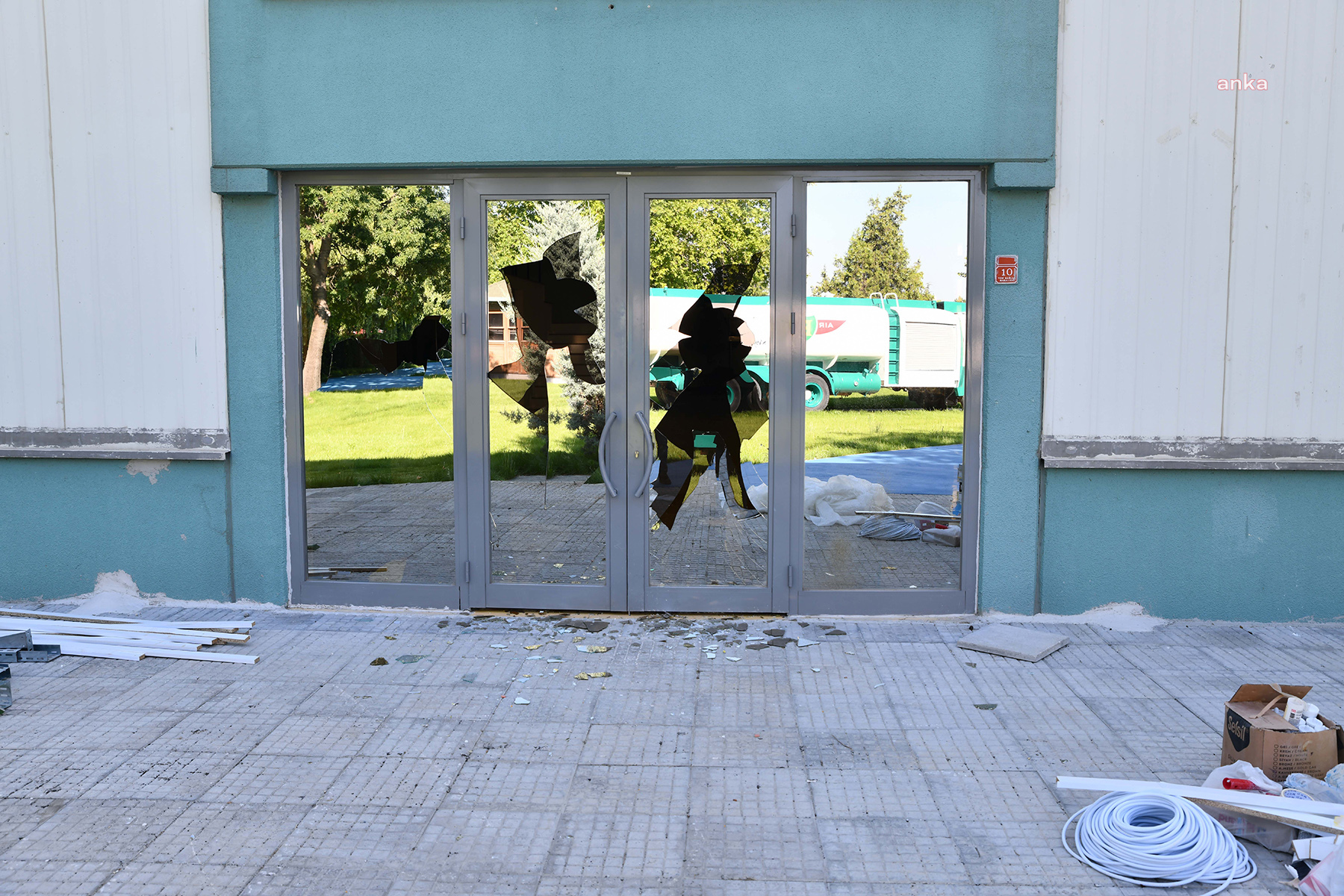 TEPEBAŞI VECİHİ HÜRKUŞ PARKI'NDAKİ BİNAYA SALDIRI