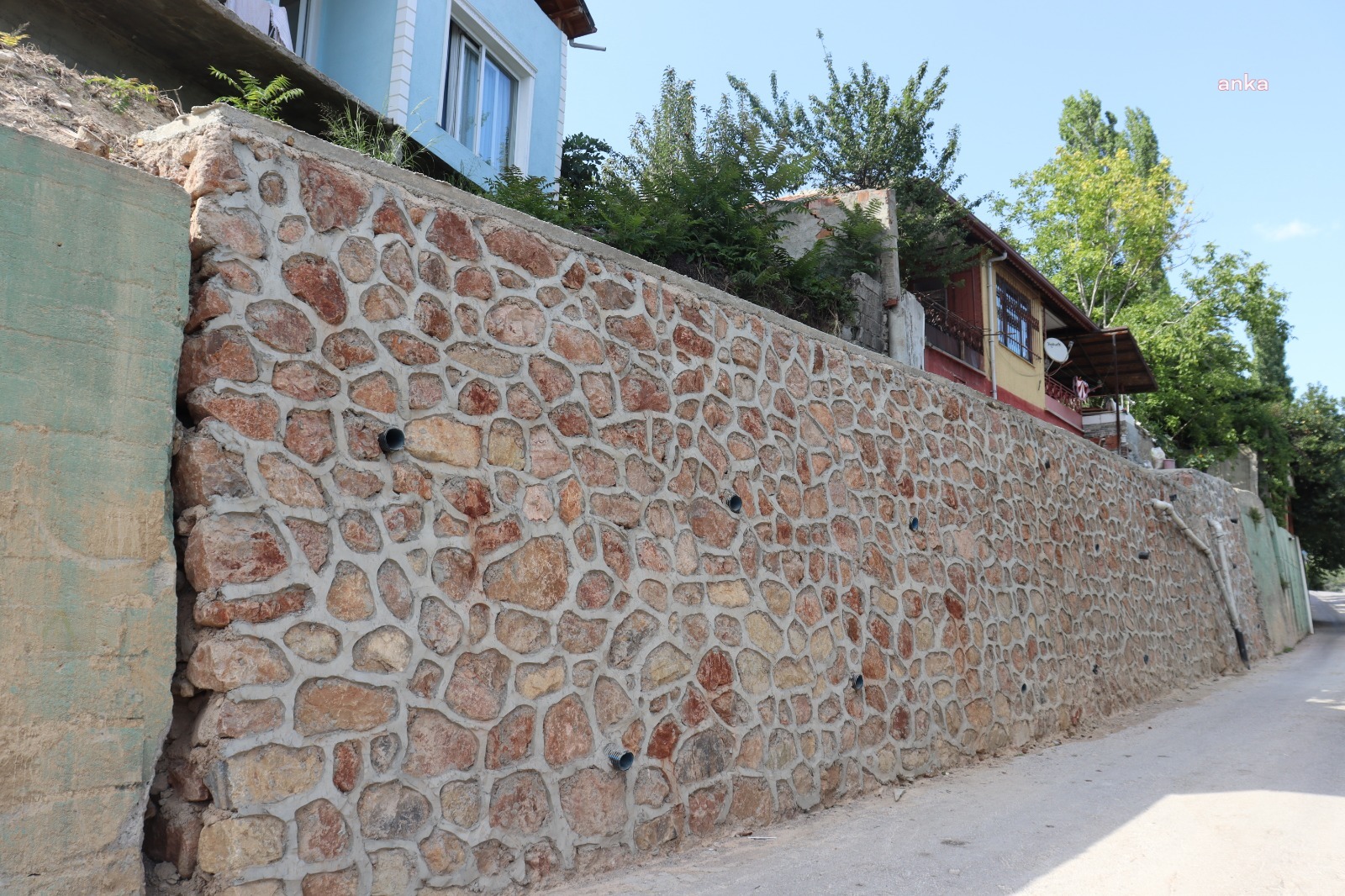 İZMİT BELEDİYESİ YAĞMURDA HASAR GÖREN İSTİNAT DUVARINI YENİDEN İNŞA ETTİ
