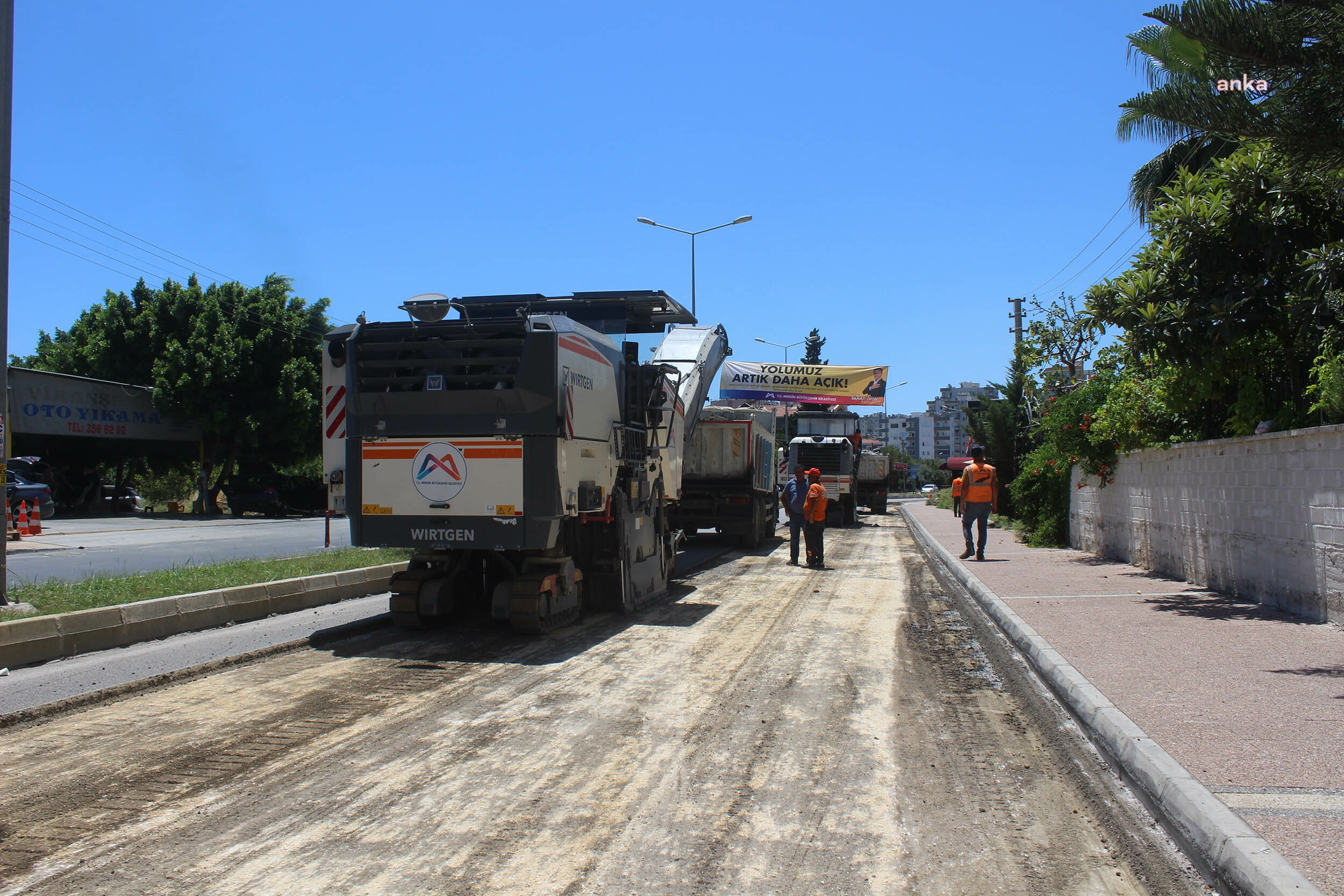 MERSİN BÜYÜKŞEHİR BELEDİYESİ MEZİTLİ’DEKİ CENGİZ TOPEL CADDESİ’Nİ YENİLİYOR