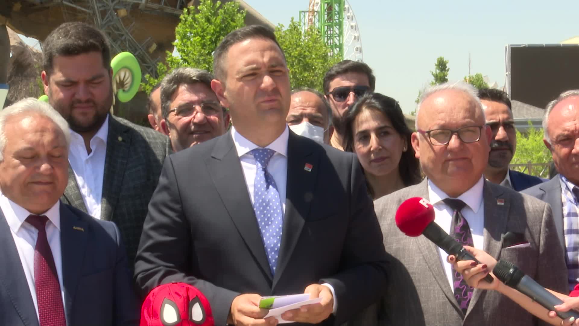 CHP’Lİ AKDOĞAN ANKAPARK’I GEZDİ VE ELİNE ALDIĞI İKİ DİNOZOR OYUNCAĞI İLE GÖKÇEK VE KÖSE’Yİ ELEŞTİRDİ
