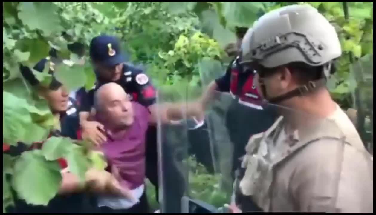 FATSA’DA KÖYLÜLERİN SU PROTESTOSUNA MÜDAHALE EDEN JANDARMA: “BASIN ÖZGÜRLÜĞÜ ŞU ANDA YOK. VİDEOYA ÇEKMEYİN, KANUNU AŞAĞIDA GÖSTERİRİZ SİZE”
