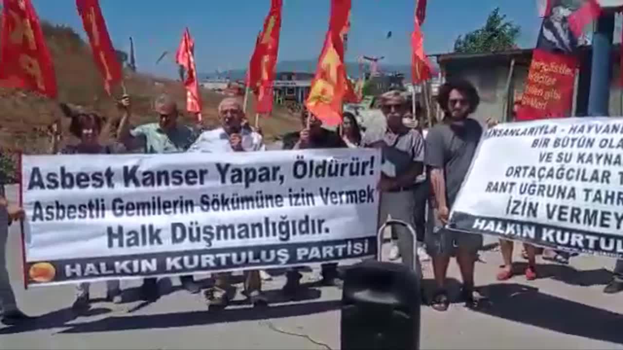 HKP'DEN ASBESTLİ GEMİNİN SÖKÜMÜNÜN YAPILACAĞI FİRMA ÖNÜNDE PROTESTO EYLEMİ: "ALİAĞA'YA GİRİŞİ YASAKLANMALI"