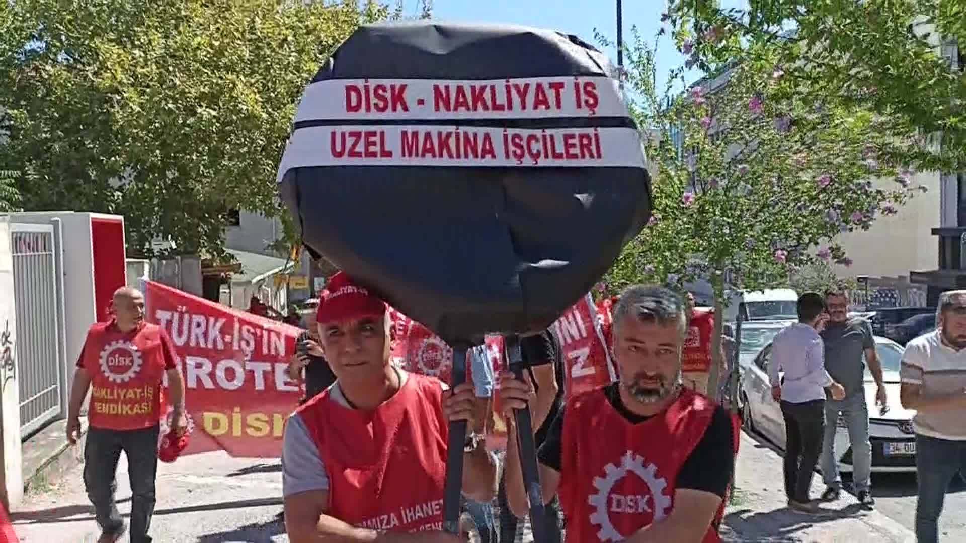 NAKLİYAT-İŞ VE UZEL MAKİNE İŞÇİLERİ, TÜRK-İŞ’İ PROTESTO ETTİ. PROTESTOCULARLA TÜRK-İŞ TEMSİLCİLERİ ARASINDA GERGİNLİK YAŞANDI