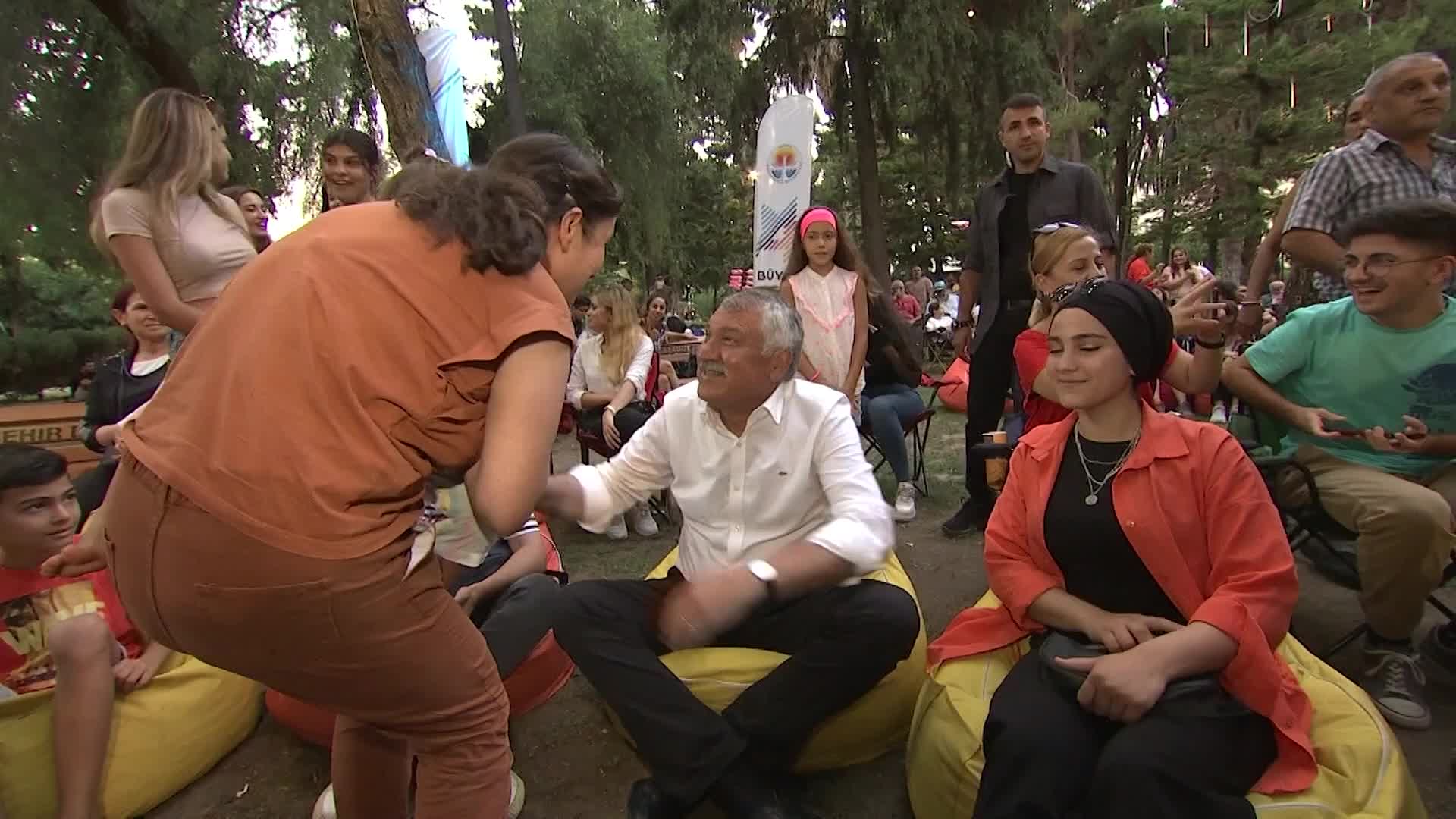 ADANA’DA ‘Bİ YAZ’ KONSERLERİ SÜRÜYOR