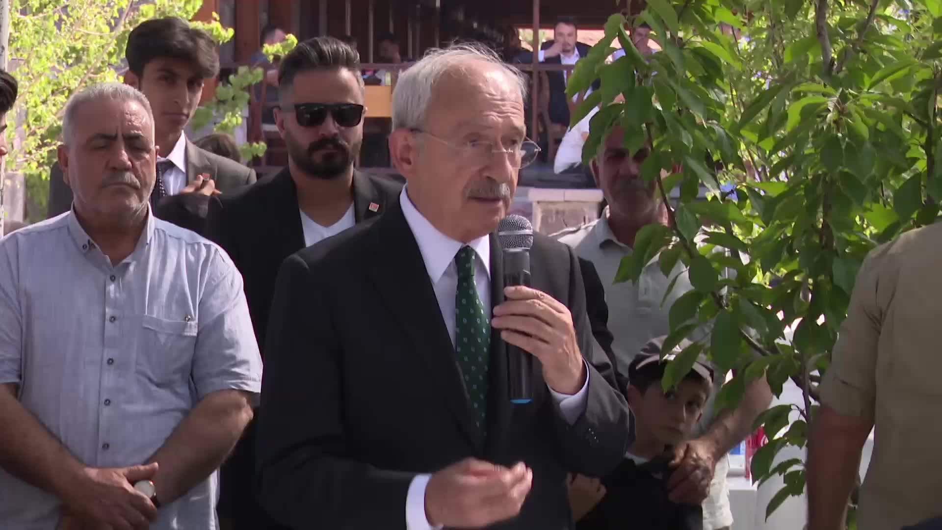 KILIÇDAROĞLU: “BİRİLERİ SİYASETE GİRİP HAN, HAMAM SAHİBİ OLUYORSA; BIRAKIN TÜRKİYE’Yİ, AMERİKA’DA MÜLKLER EDİNİYORSA BU SİZİN PARANIZDIR, ALIN TERİNİZDİR”