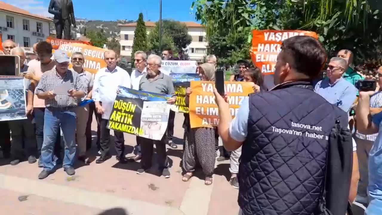 TAŞOVA ÇAMBÜKÜ KÖYLÜLERİNDEN KAYMAKAMLIK ÖNÜNDE "MUHTARIMA DOKUNMA" EYLEMİ