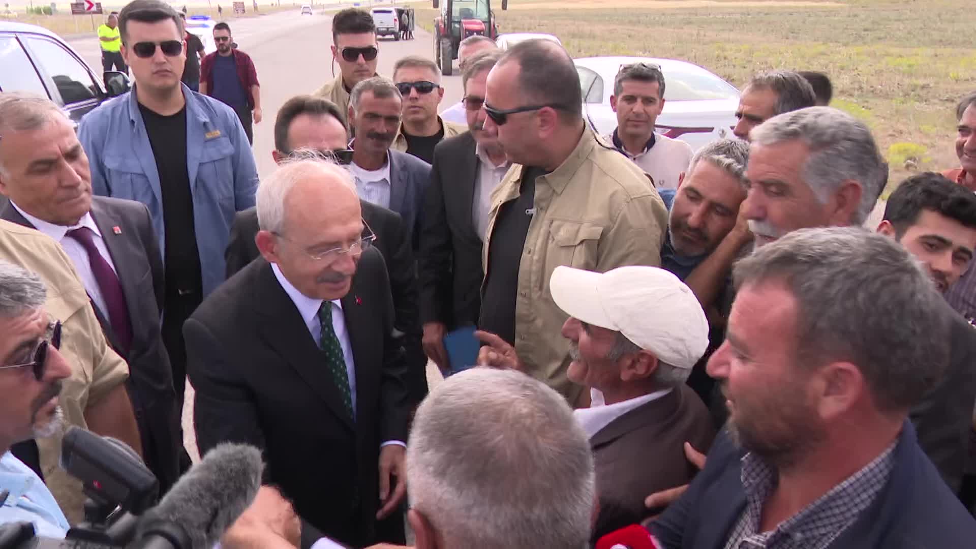 KILIÇDAROĞLU, AĞRI DİYADİN’DE ÇİFTÇİLERİ DİNLEDİ: “TARLADA ÇALIŞIYORSAN, KARDEŞİM SENİN EMEKLİLİK HAKKIN DEVLETİN GARANTİSİ ALTINDA”