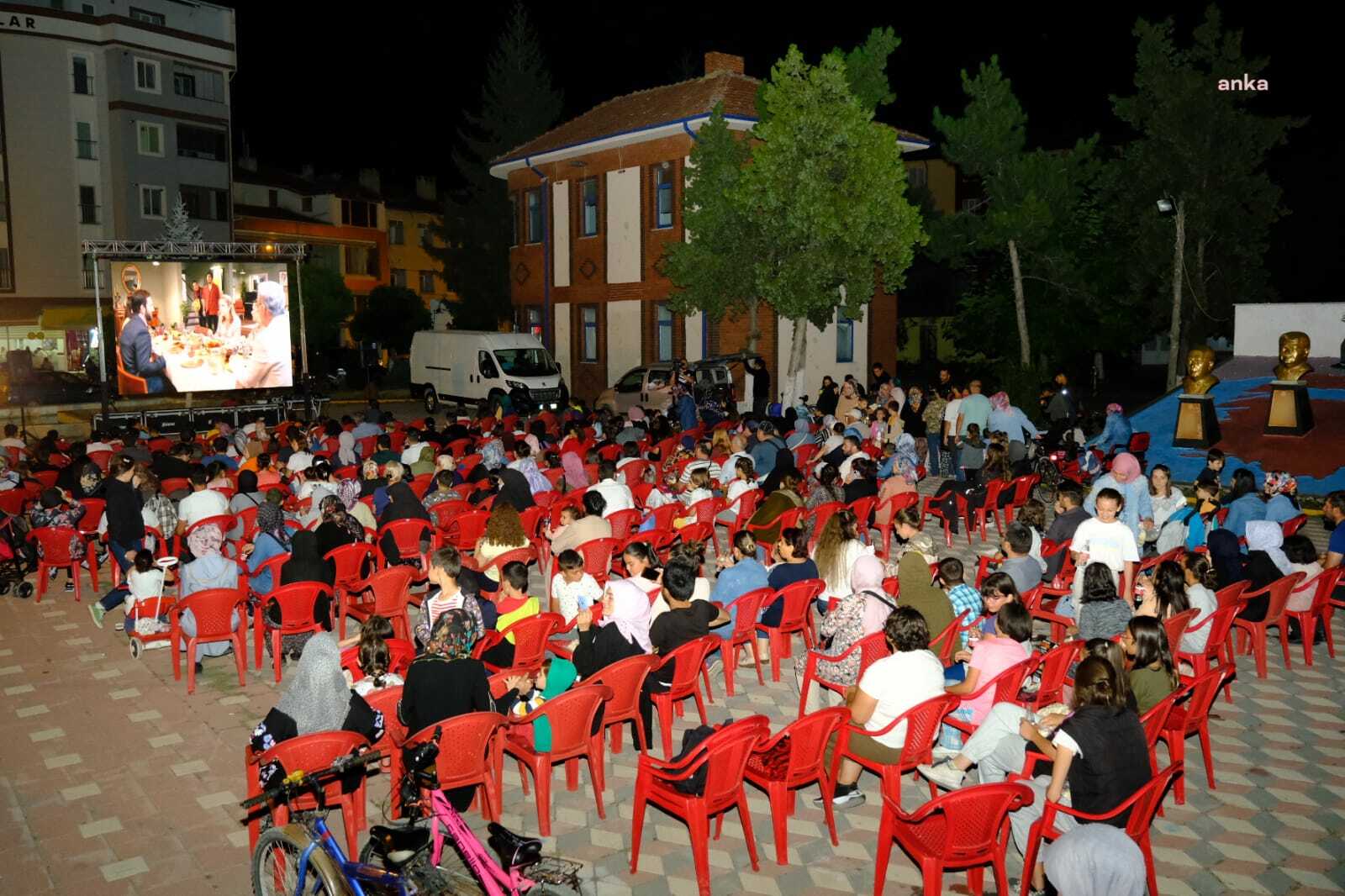 ESKİŞEHİR İNÖNÜ'DE VATANDAŞLAR AÇIK HAVA SİNEMASI İLE BULUŞTU