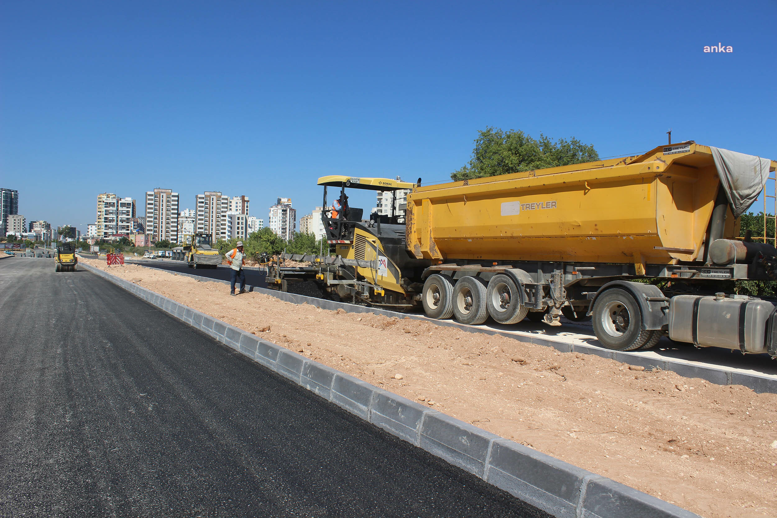 MERSİN BÜYÜKŞEHİR BELEDİYESİ EKİPLERİ, YOL ÇALIŞMALARINA DEVAM EDİYOR